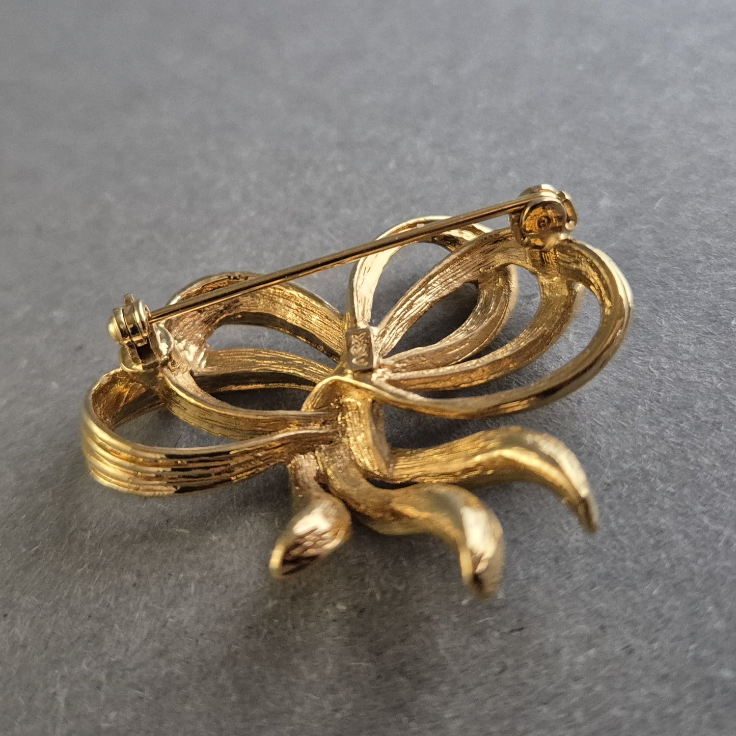 Elegante vergoldete Schleifen-Brosche – Klassisches Vintage-Design