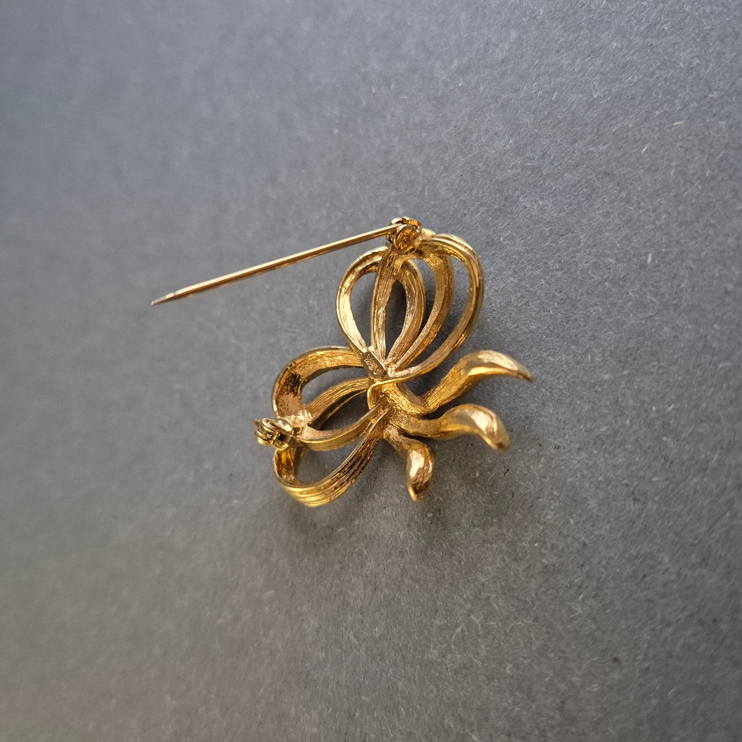Elegante vergoldete Schleifen-Brosche – Klassisches Vintage-Design