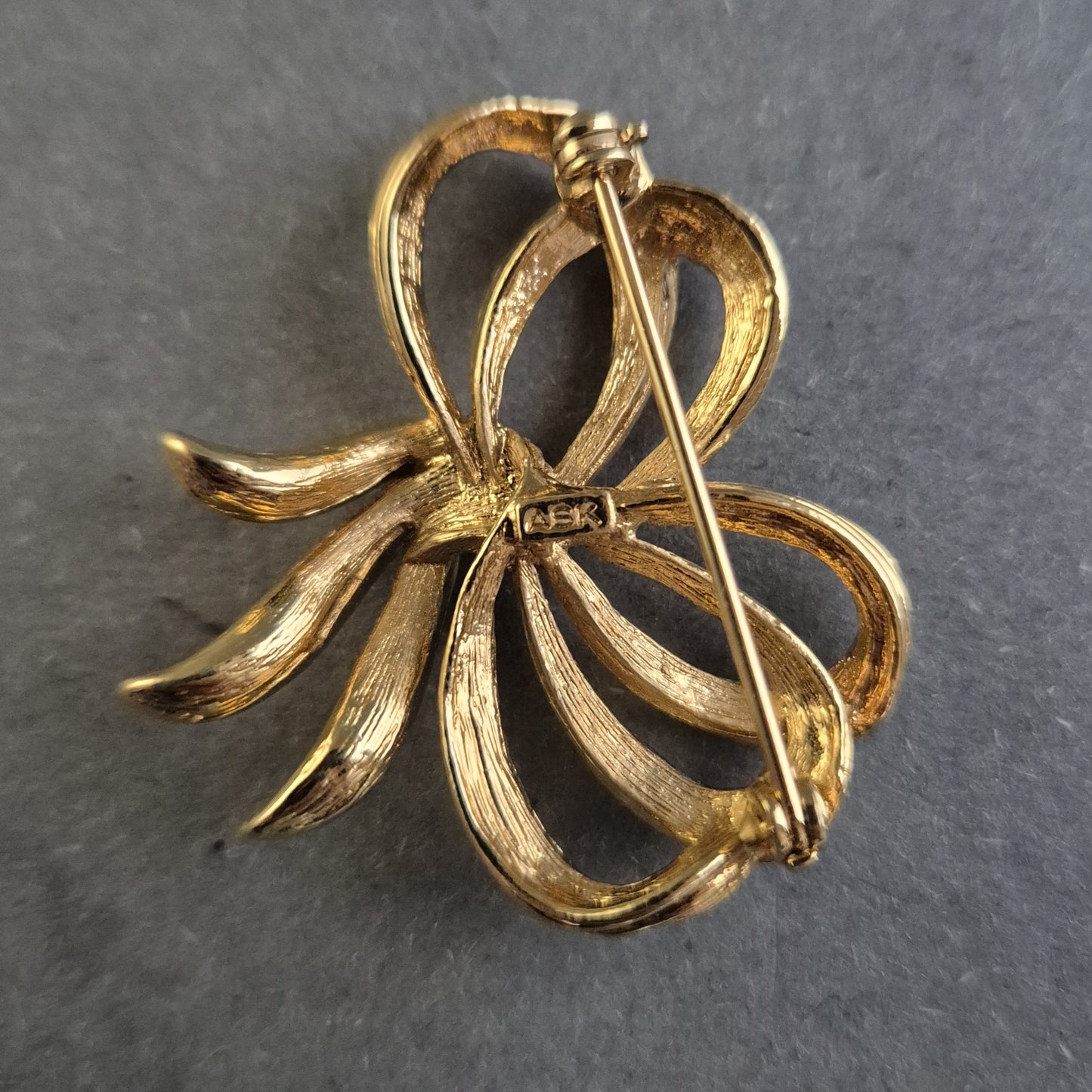 Elegante vergoldete Schleifen-Brosche – Klassisches Vintage-Design