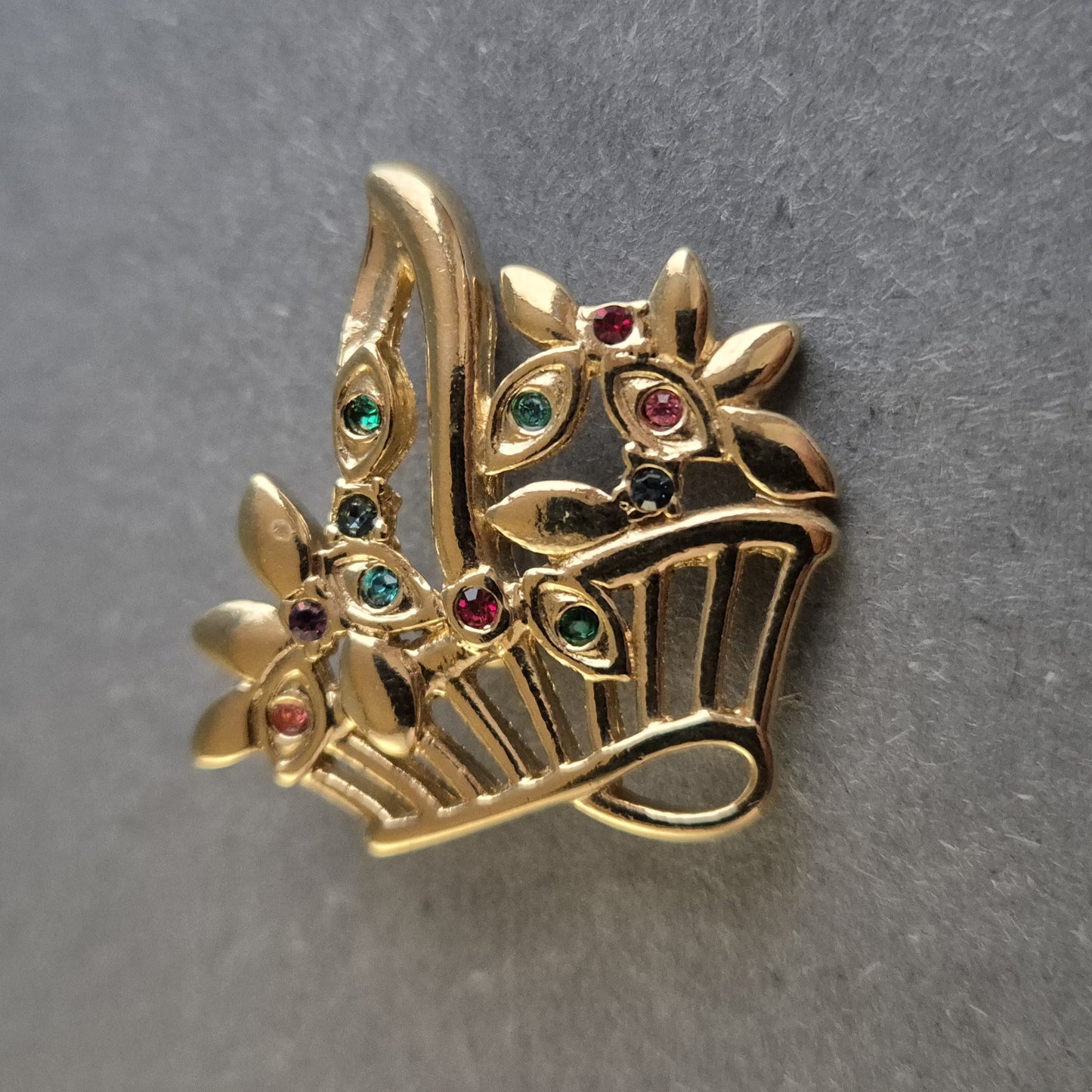 Vergoldete Blumen-Brosche mit bunten Steinen – Eleganter Vintage-Schmuck