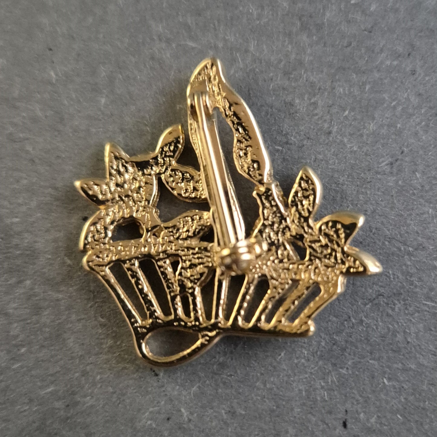 Vergoldete Blumen-Brosche mit bunten Steinen – Eleganter Vintage-Schmuck