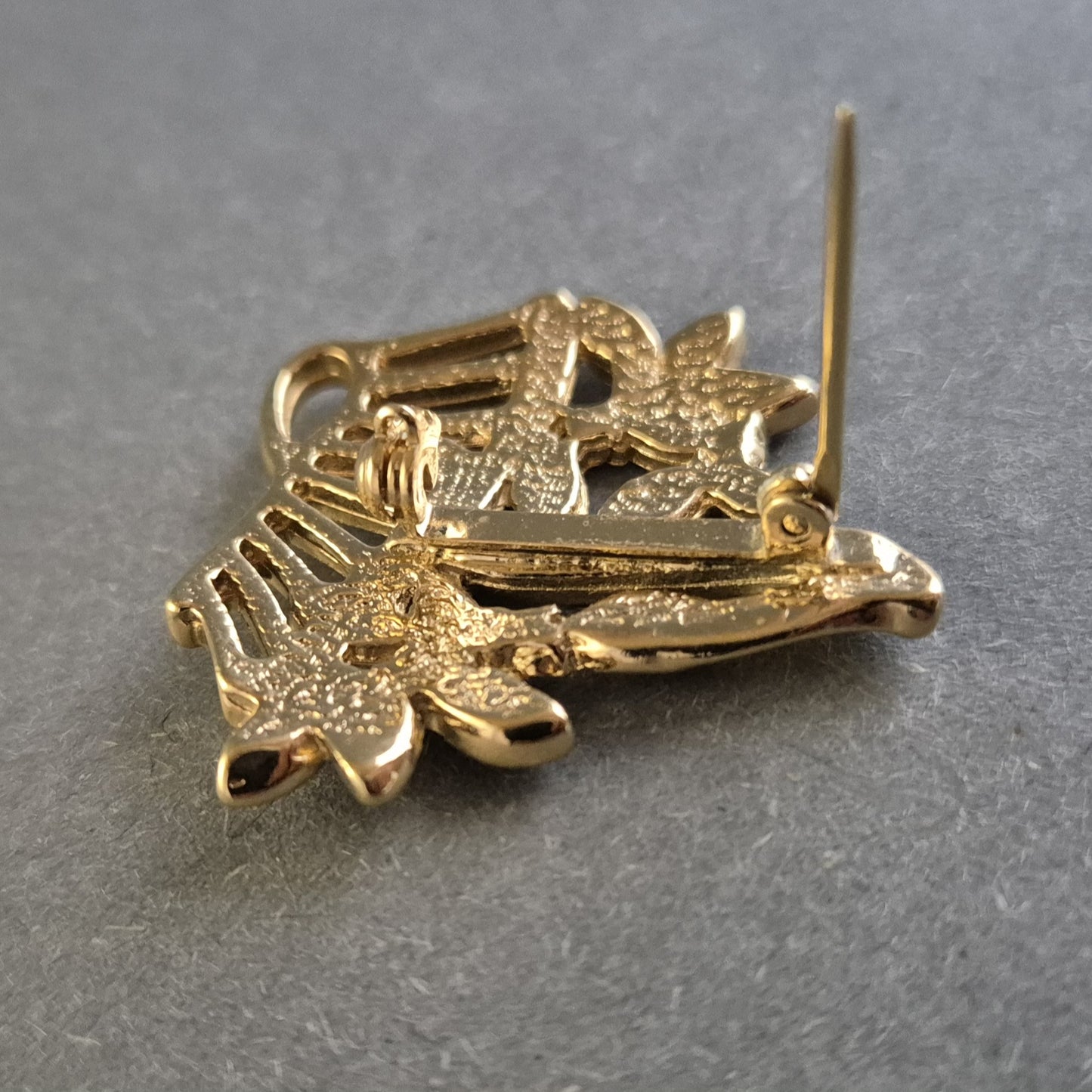 Vergoldete Blumen-Brosche mit bunten Steinen – Eleganter Vintage-Schmuck