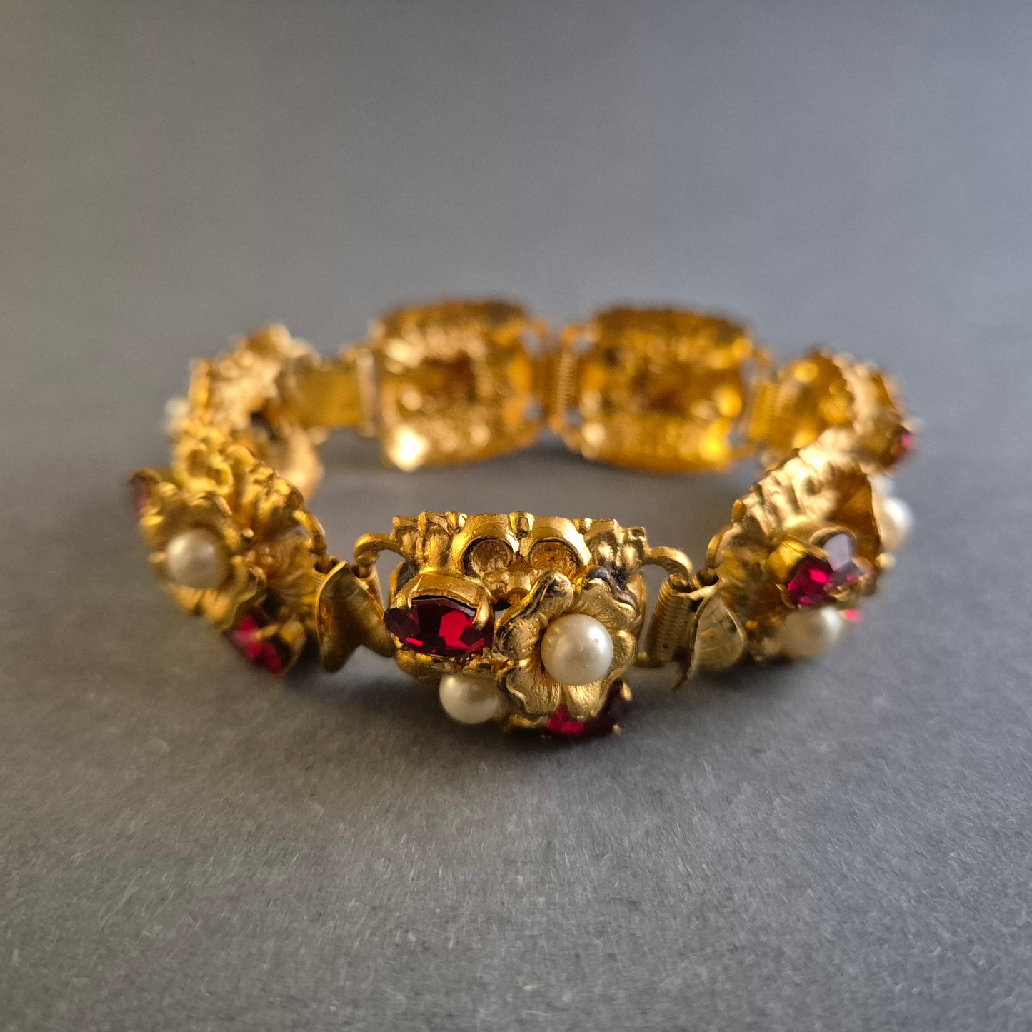 Antikes Armband mit floralen Details – Goldene Eleganz mit Perlen & Rubinen