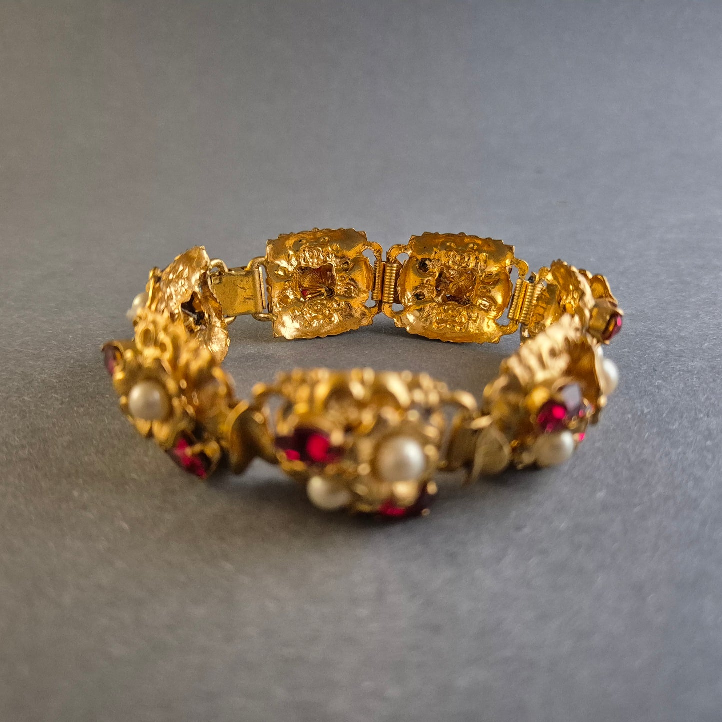 Antikes Armband mit floralen Details – Goldene Eleganz mit Perlen & Rubinen