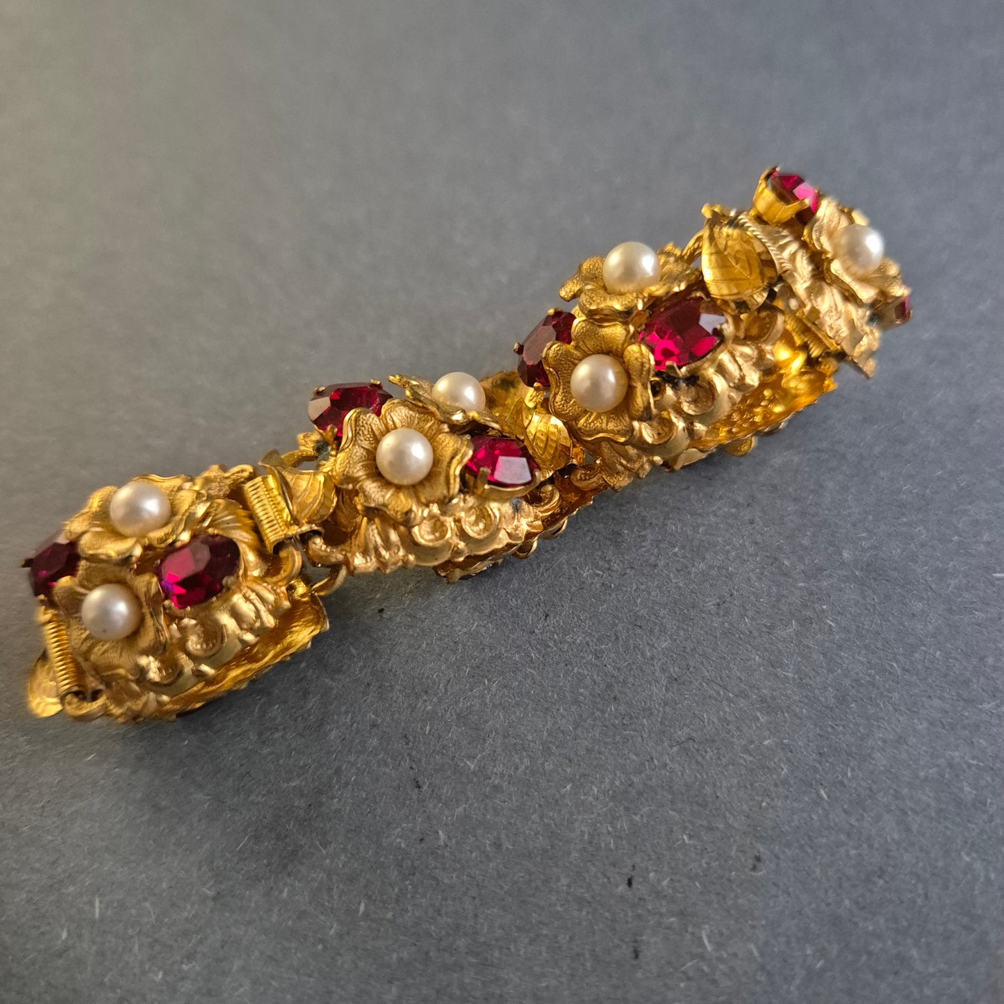 Antikes Armband mit floralen Details – Goldene Eleganz mit Perlen & Rubinen