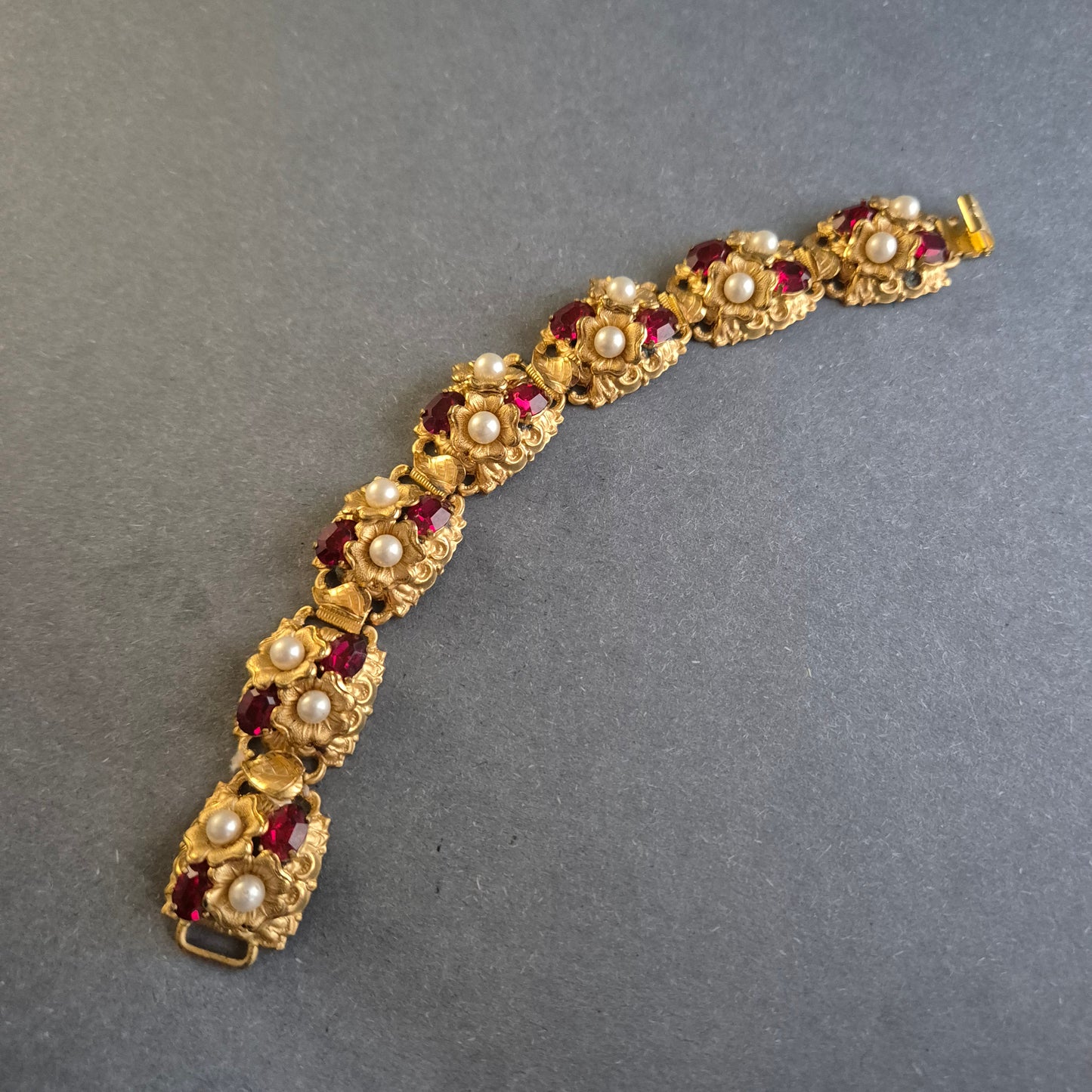 Antikes Armband mit floralen Details – Goldene Eleganz mit Perlen & Rubinen