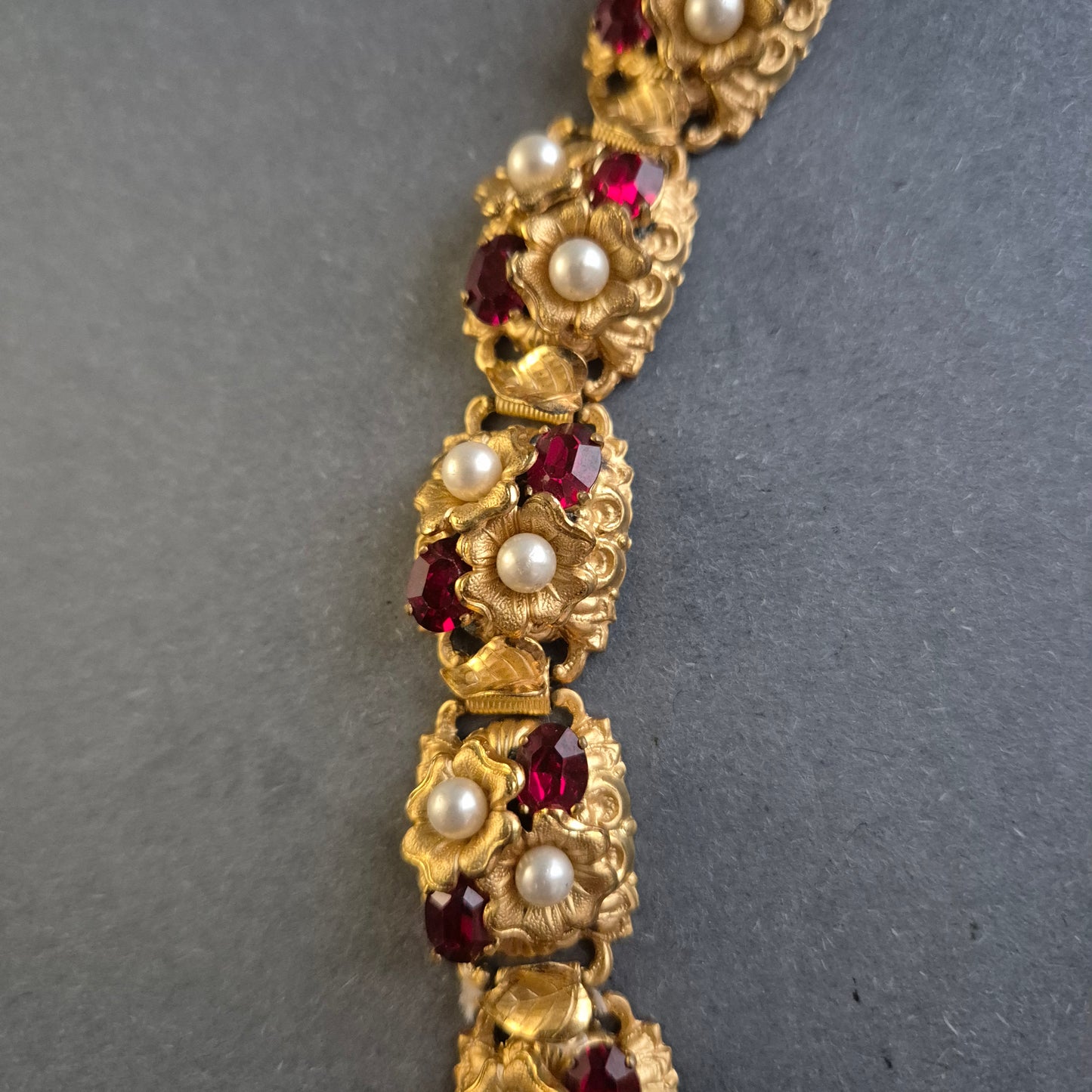 Antikes Armband mit floralen Details – Goldene Eleganz mit Perlen & Rubinen