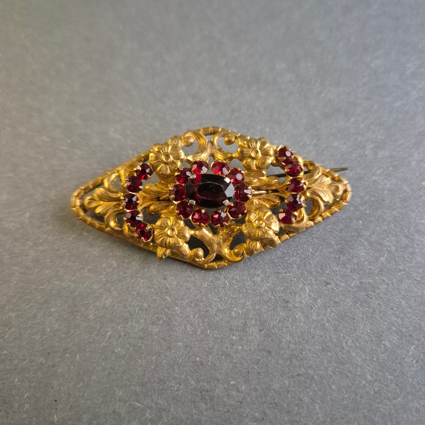 Antike Brosche mit floralen Verzierungen – Goldene Eleganz mit roten Steinen