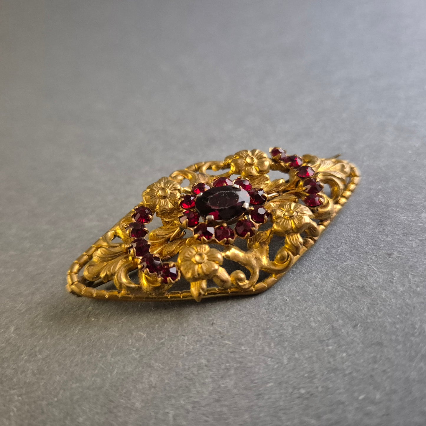 Antike Brosche mit floralen Verzierungen – Goldene Eleganz mit roten Steinen