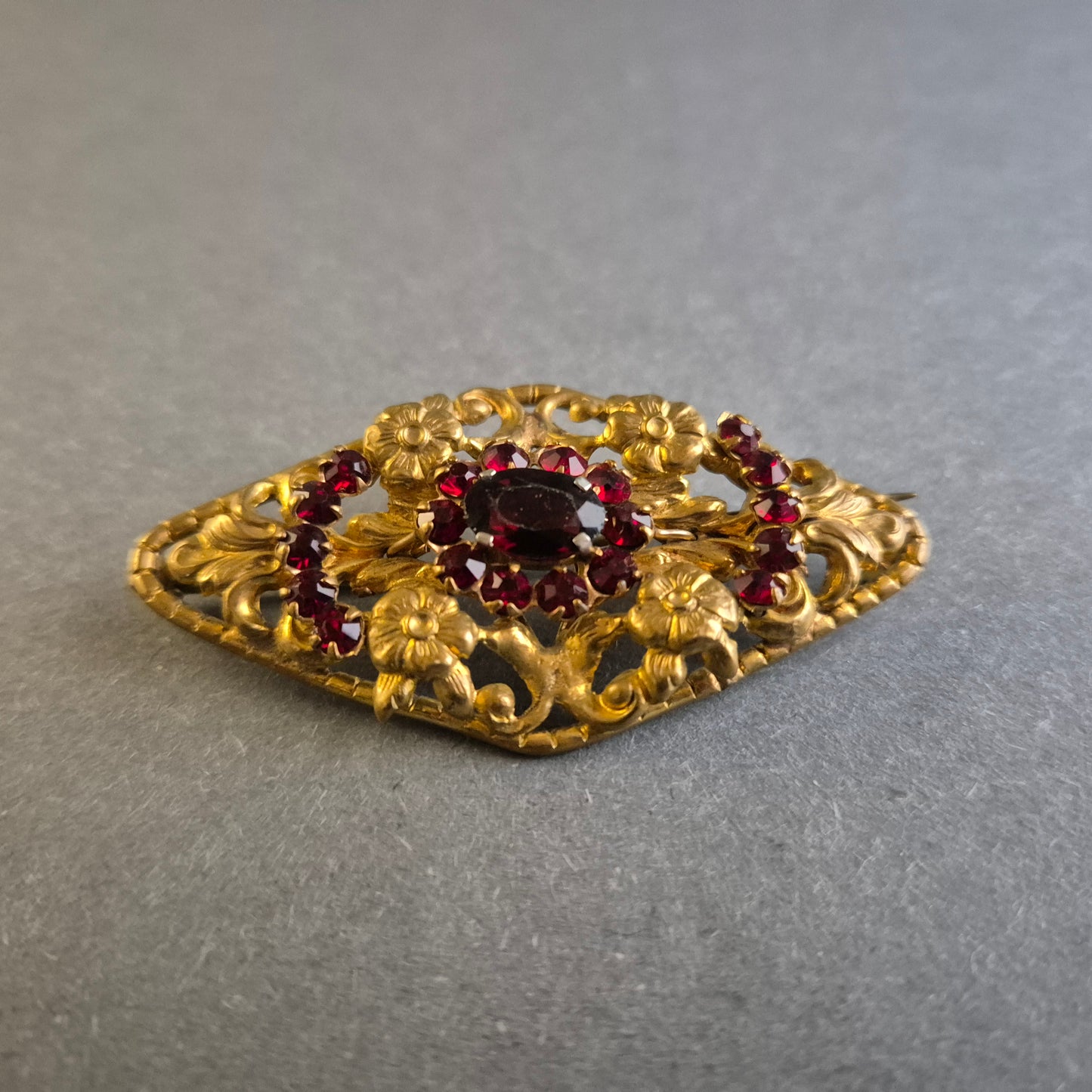 Antike Brosche mit floralen Verzierungen – Goldene Eleganz mit roten Steinen