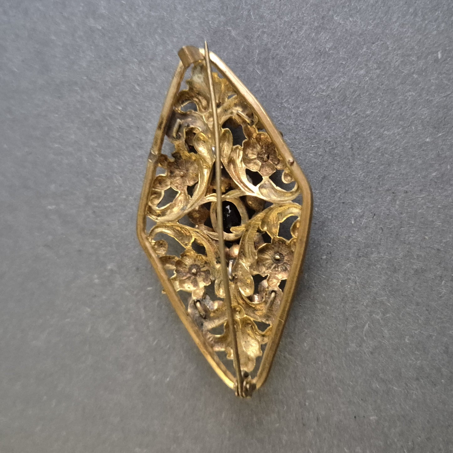 Antike Brosche mit floralen Verzierungen – Goldene Eleganz mit roten Steinen