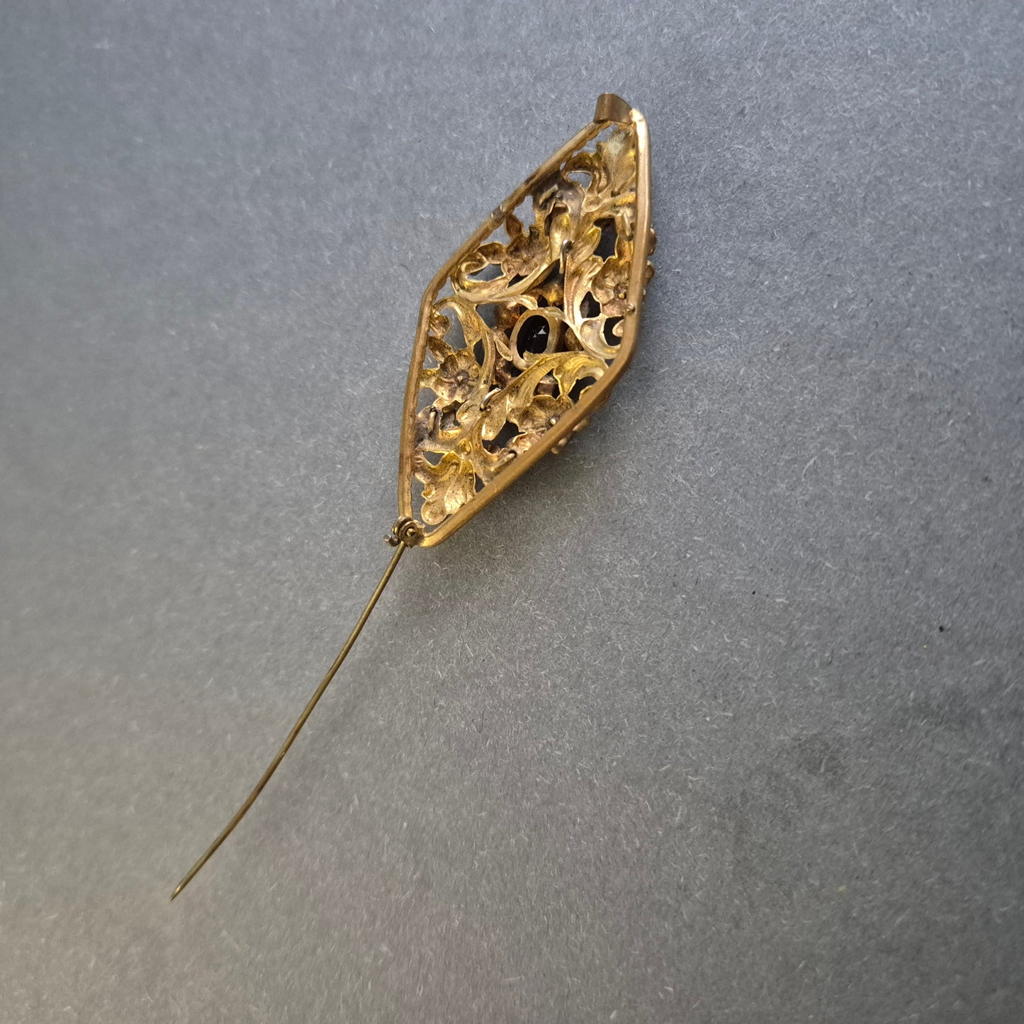 Antike Brosche mit floralen Verzierungen – Goldene Eleganz mit roten Steinen