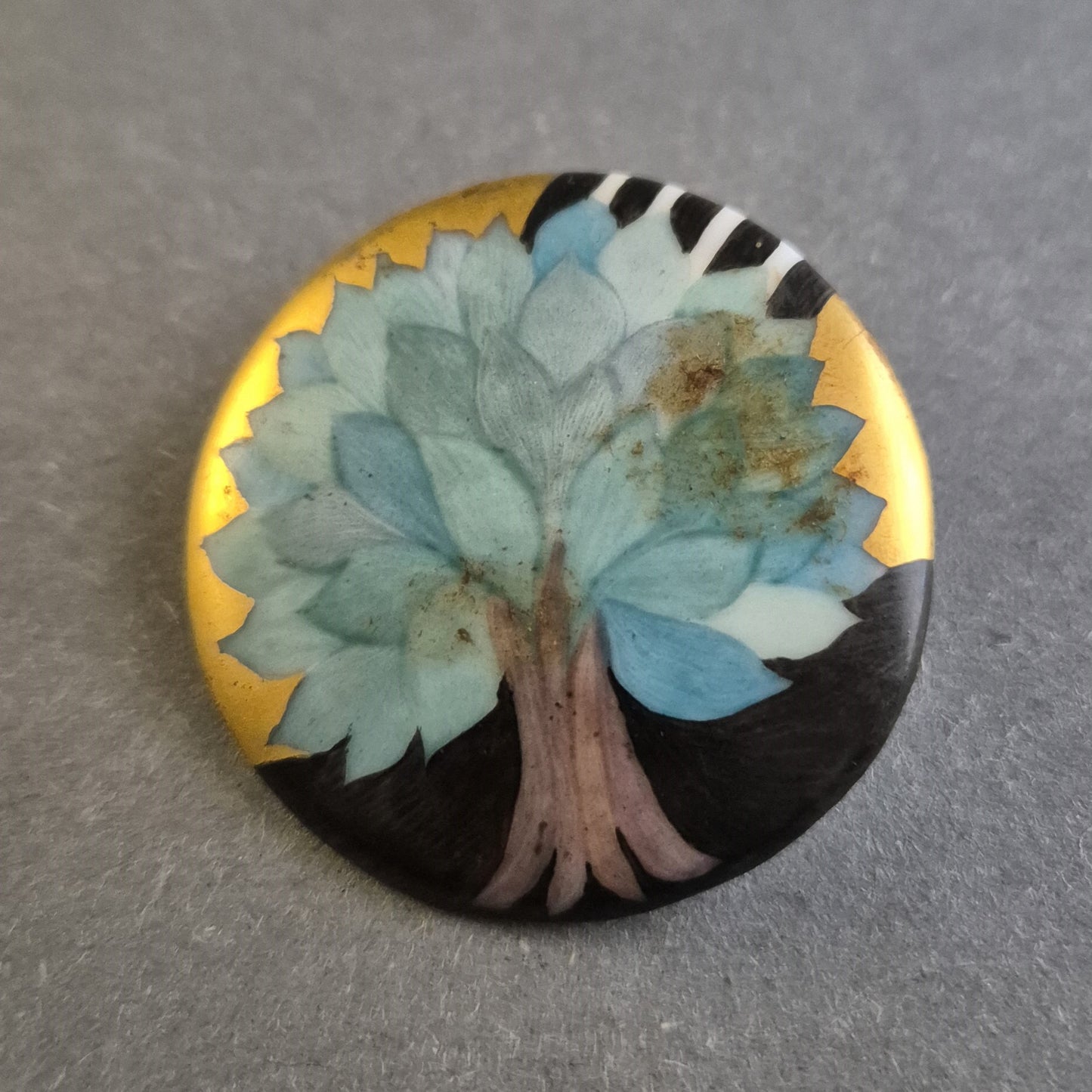 Antike handbemalte Porzellan-Brosche – Kunstvolles Baum-Motiv