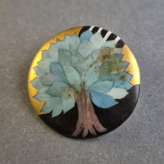 Antike handbemalte Porzellan-Brosche – Kunstvolles Baum-Motiv