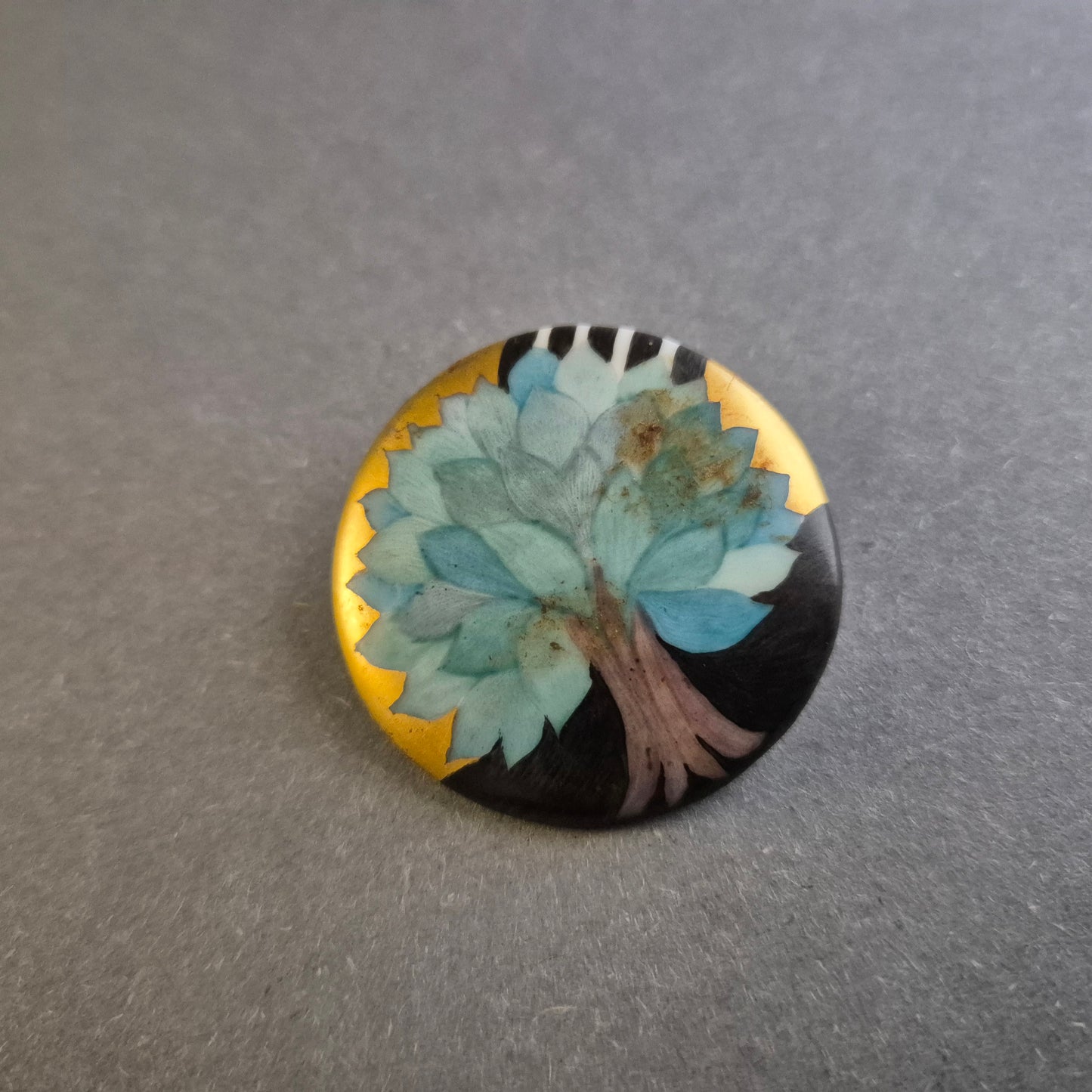 Antike handbemalte Porzellan-Brosche – Kunstvolles Baum-Motiv