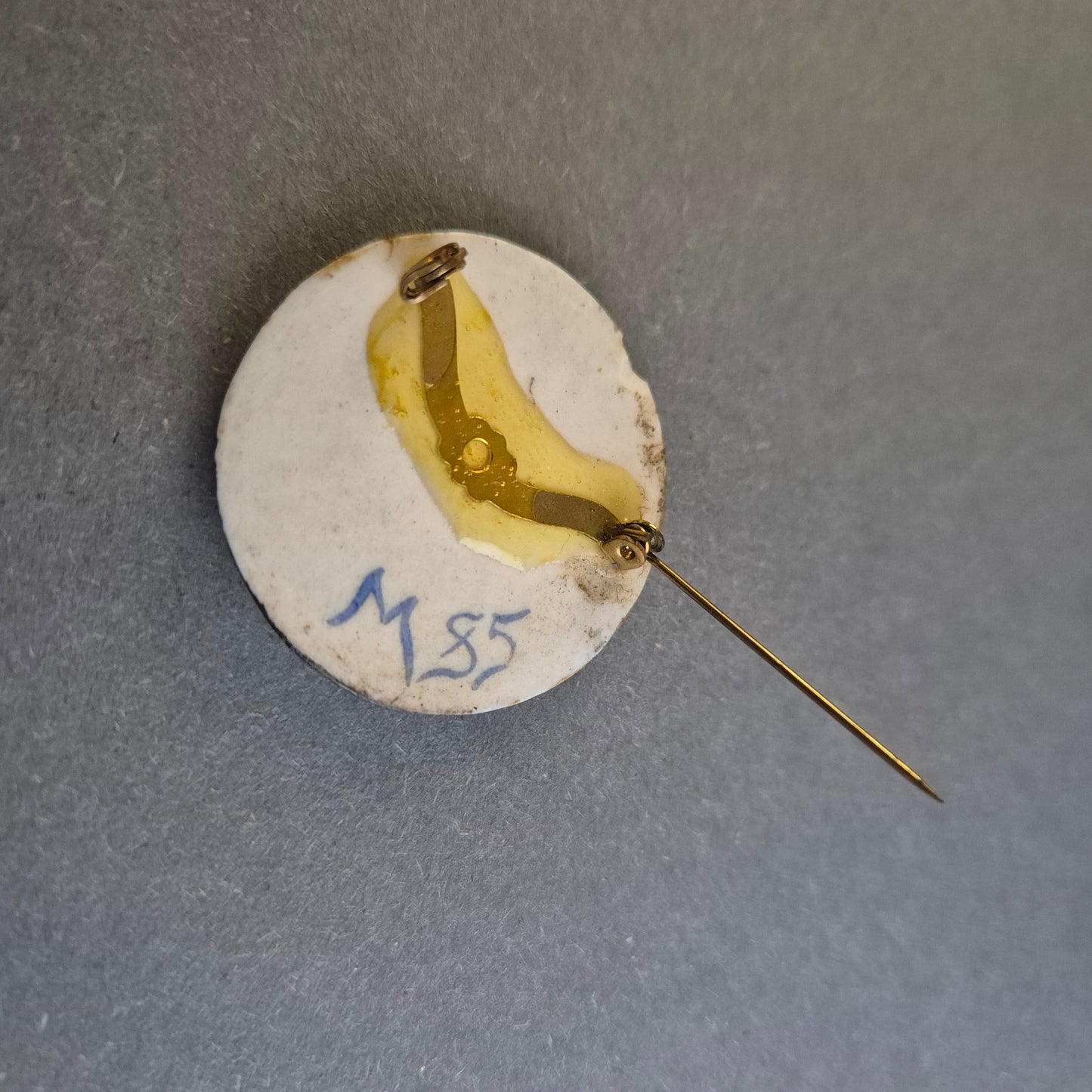 Antike handbemalte Porzellan-Brosche – Kunstvolles Baum-Motiv