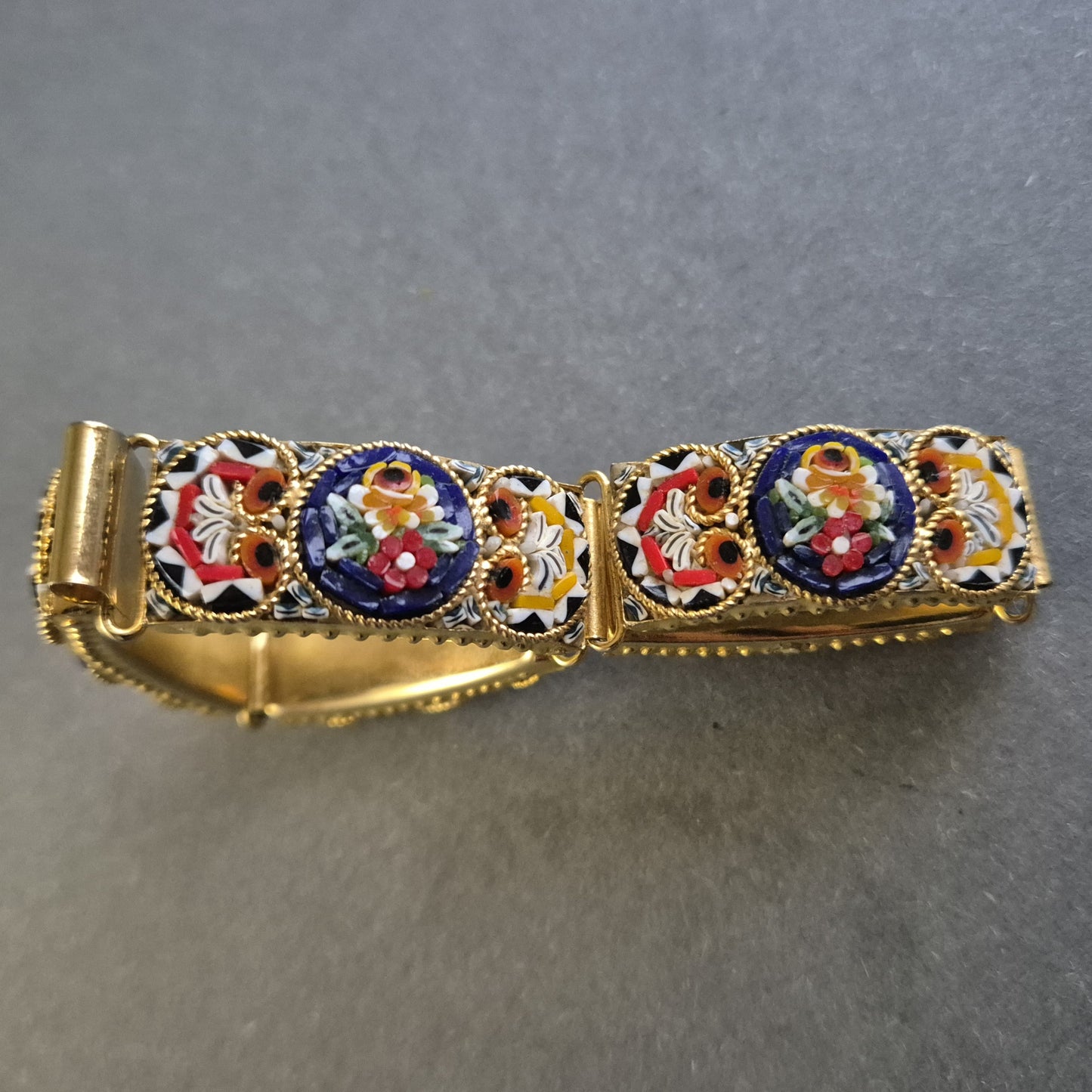 Antikes italienisches Micromosaik-Armband – Florale Handwerkskunst in Goldoptik