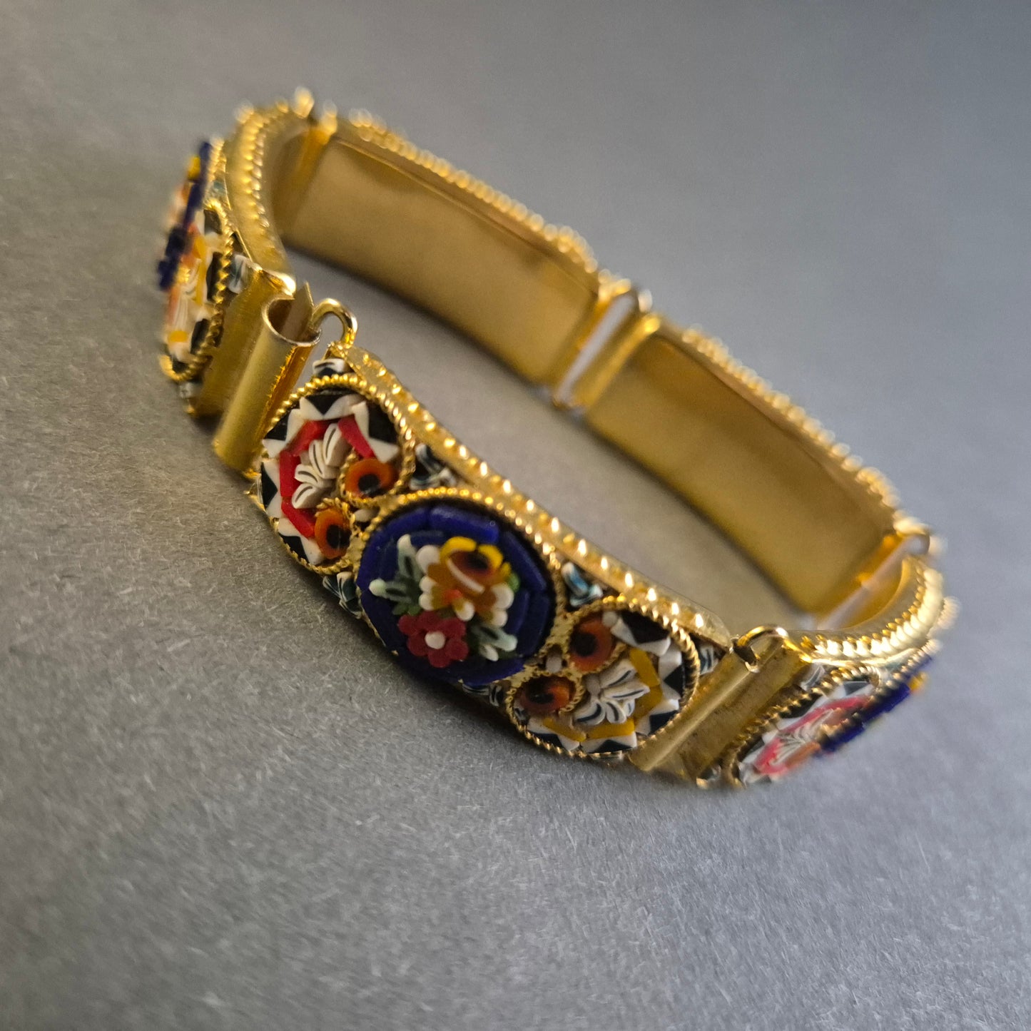 Antikes italienisches Micromosaik-Armband – Florale Handwerkskunst in Goldoptik