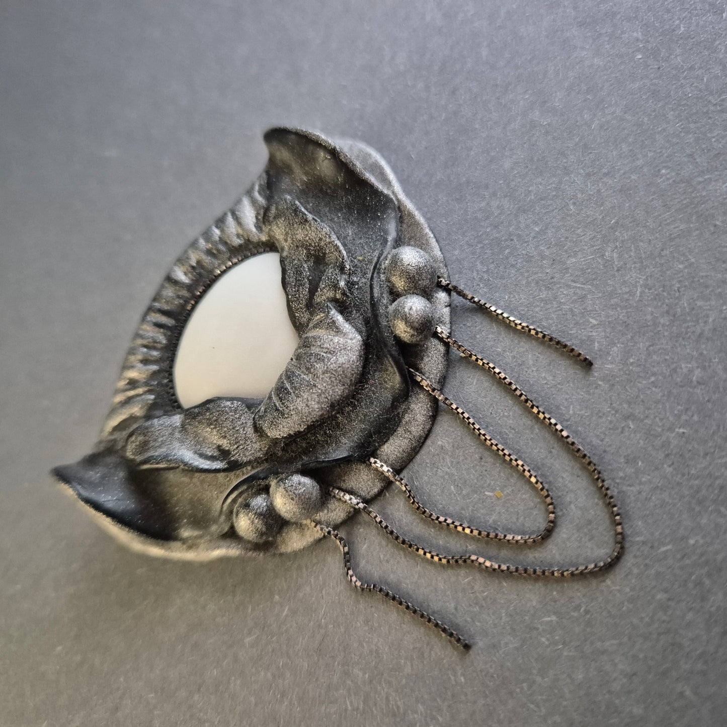 Extravagante Vintage-Brosche – Dunkles Design mit Kettendetails