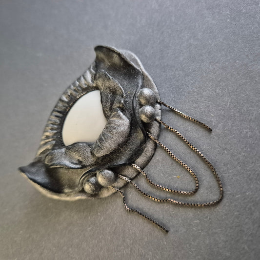 Extravagante Vintage-Brosche – Dunkles Design mit Kettendetails