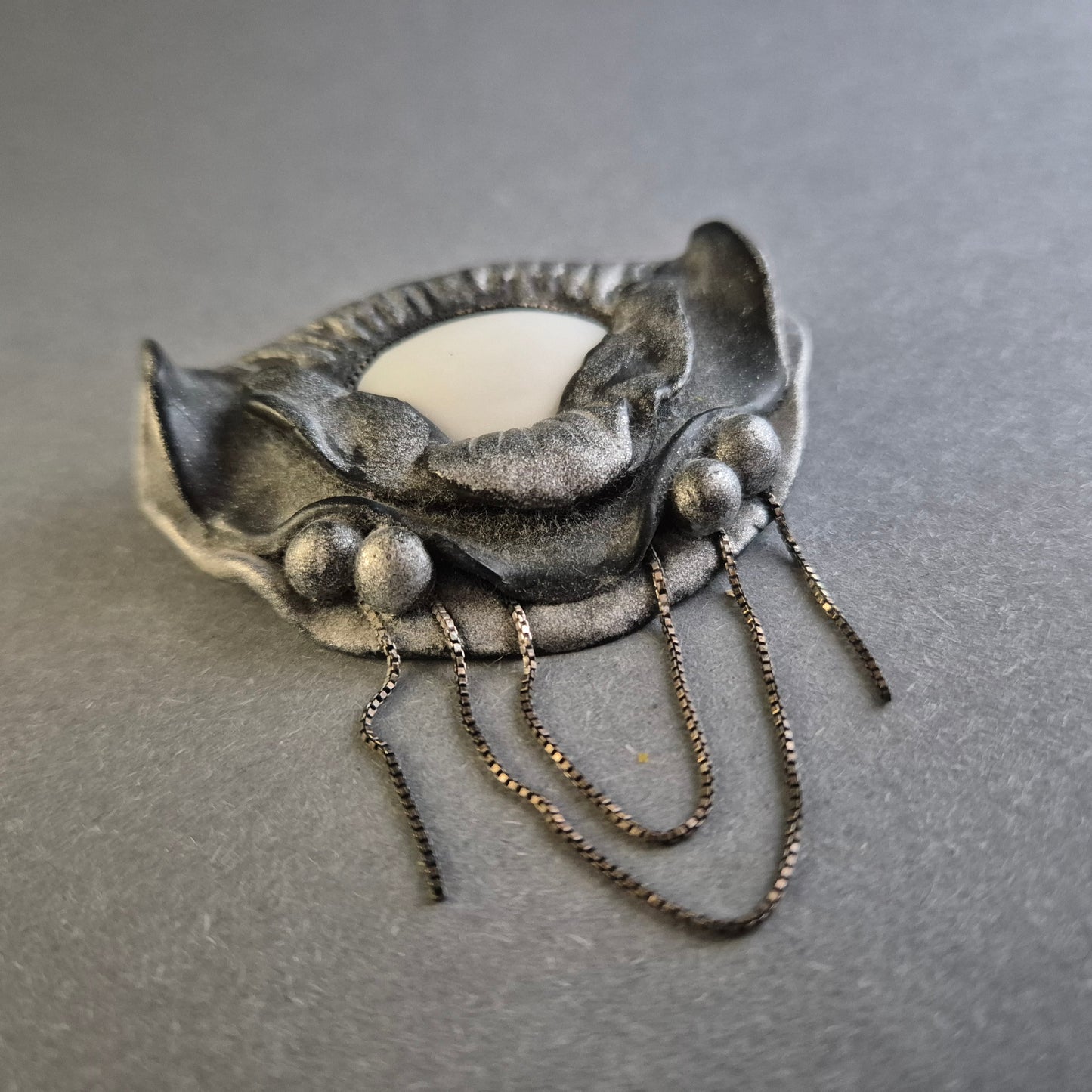 Extravagante Vintage-Brosche – Dunkles Design mit Kettendetails