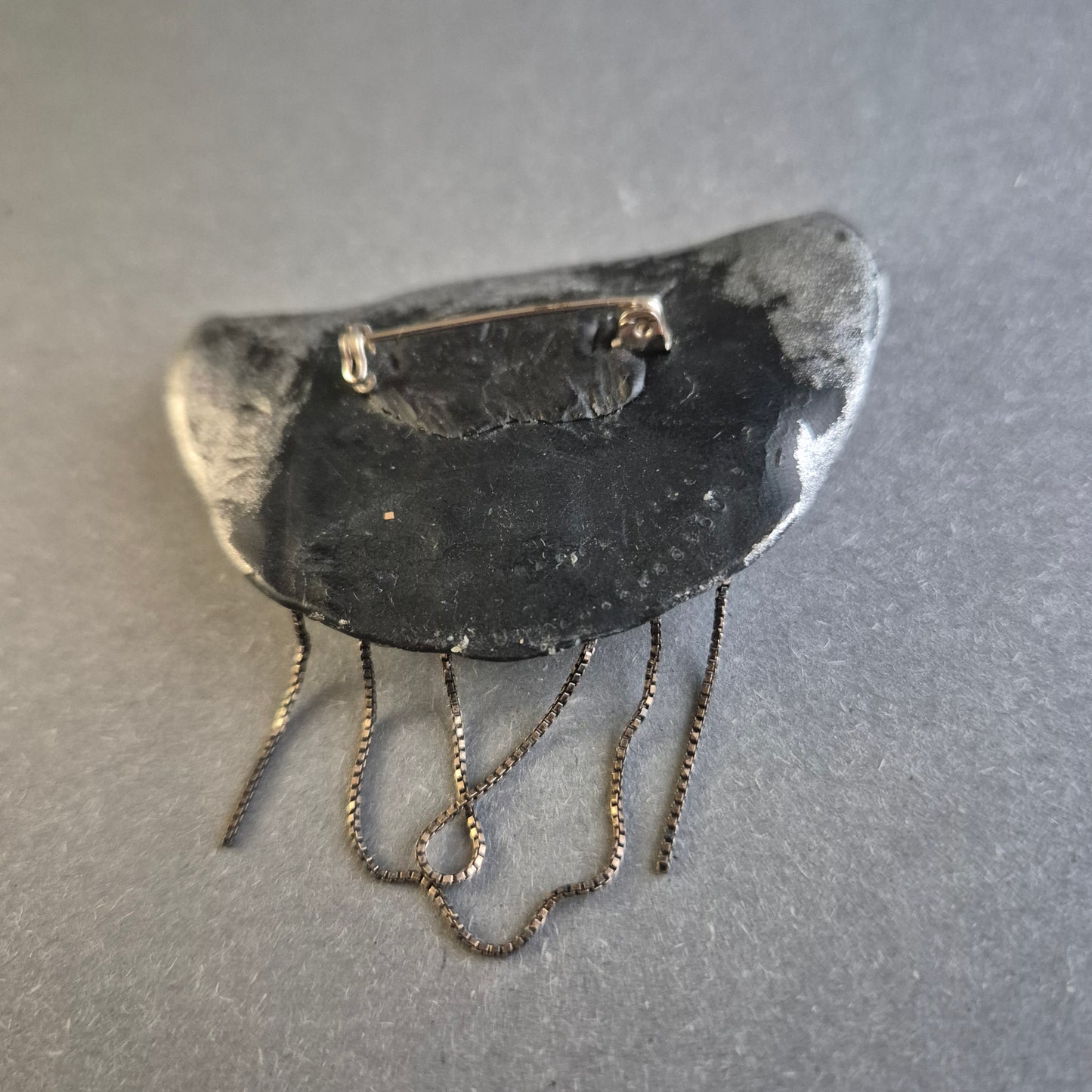 Extravagante Vintage-Brosche – Dunkles Design mit Kettendetails