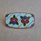 Antike emaillierte Brosche – Florales Design auf himmelblauem Grund