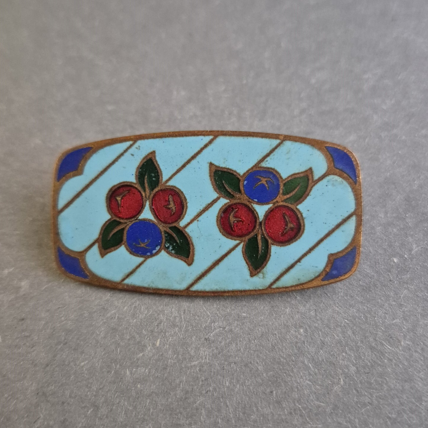 Antike emaillierte Brosche – Florales Design auf himmelblauem Grund