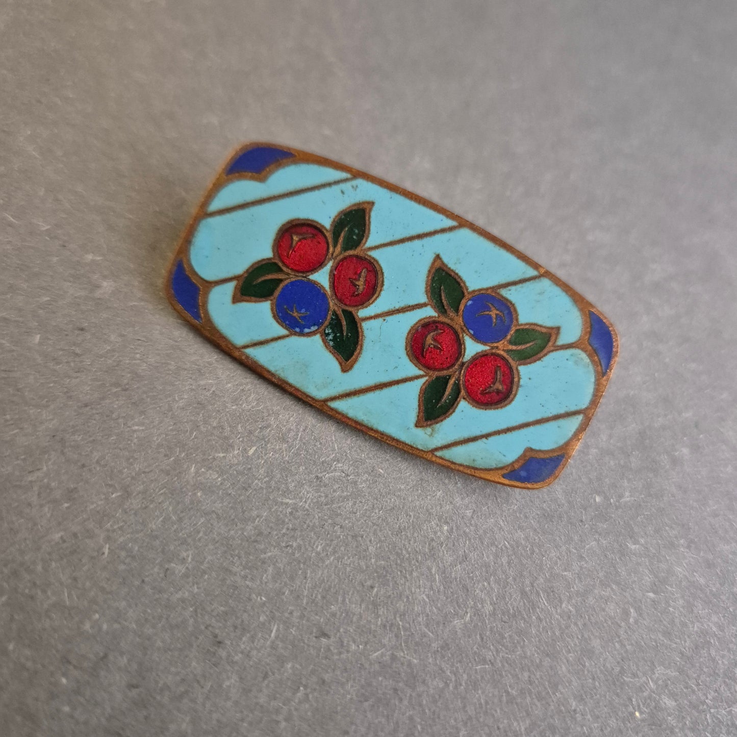 Antike emaillierte Brosche – Florales Design auf himmelblauem Grund