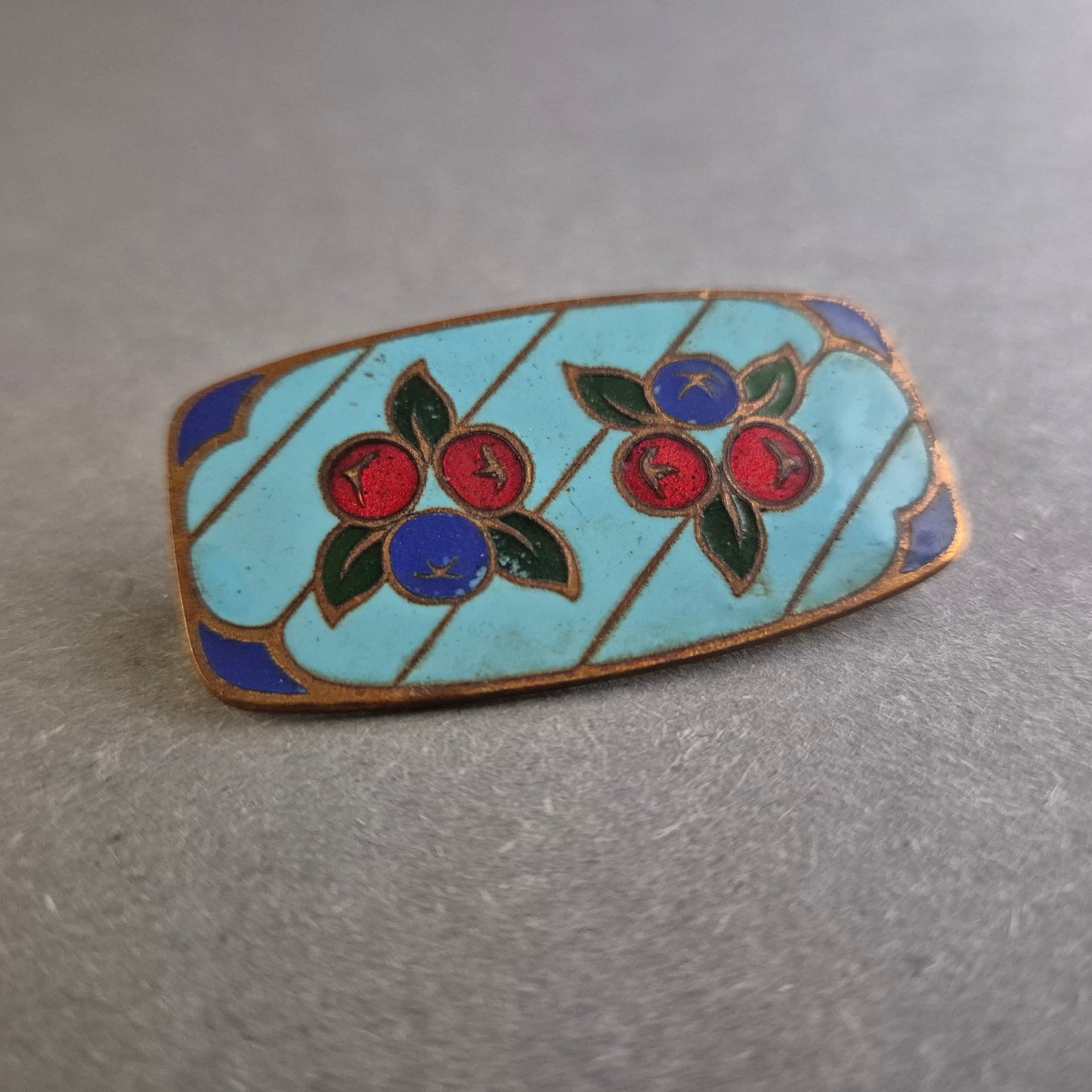 Antike emaillierte Brosche – Florales Design auf himmelblauem Grund