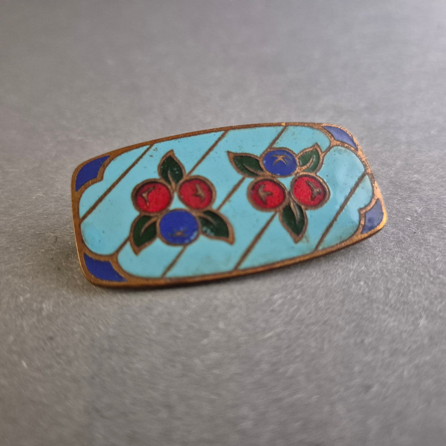 Antike emaillierte Brosche – Florales Design auf himmelblauem Grund