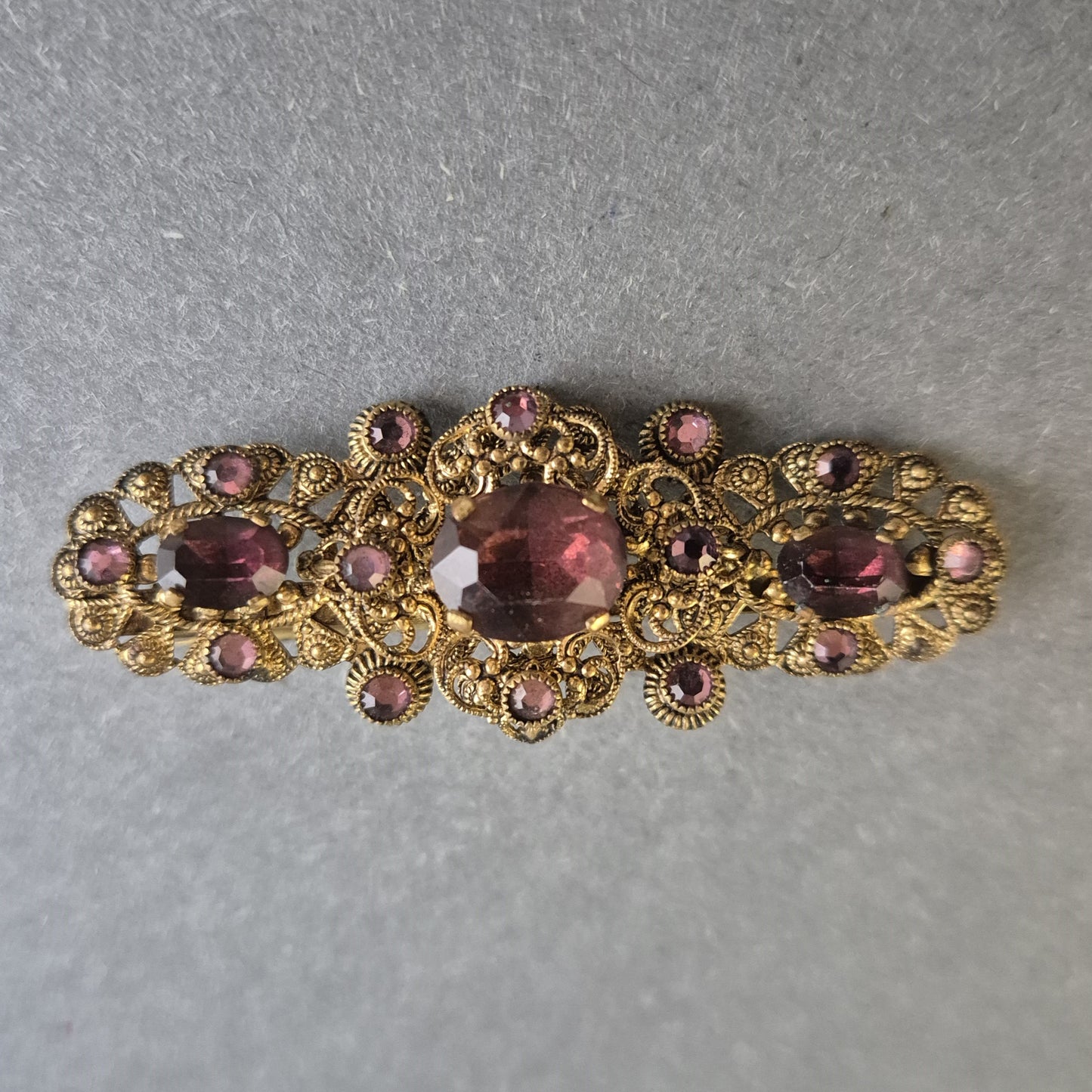 Antike filigrane Brosche mit violetten Steinen – Eleganter Vintage-Schmuck