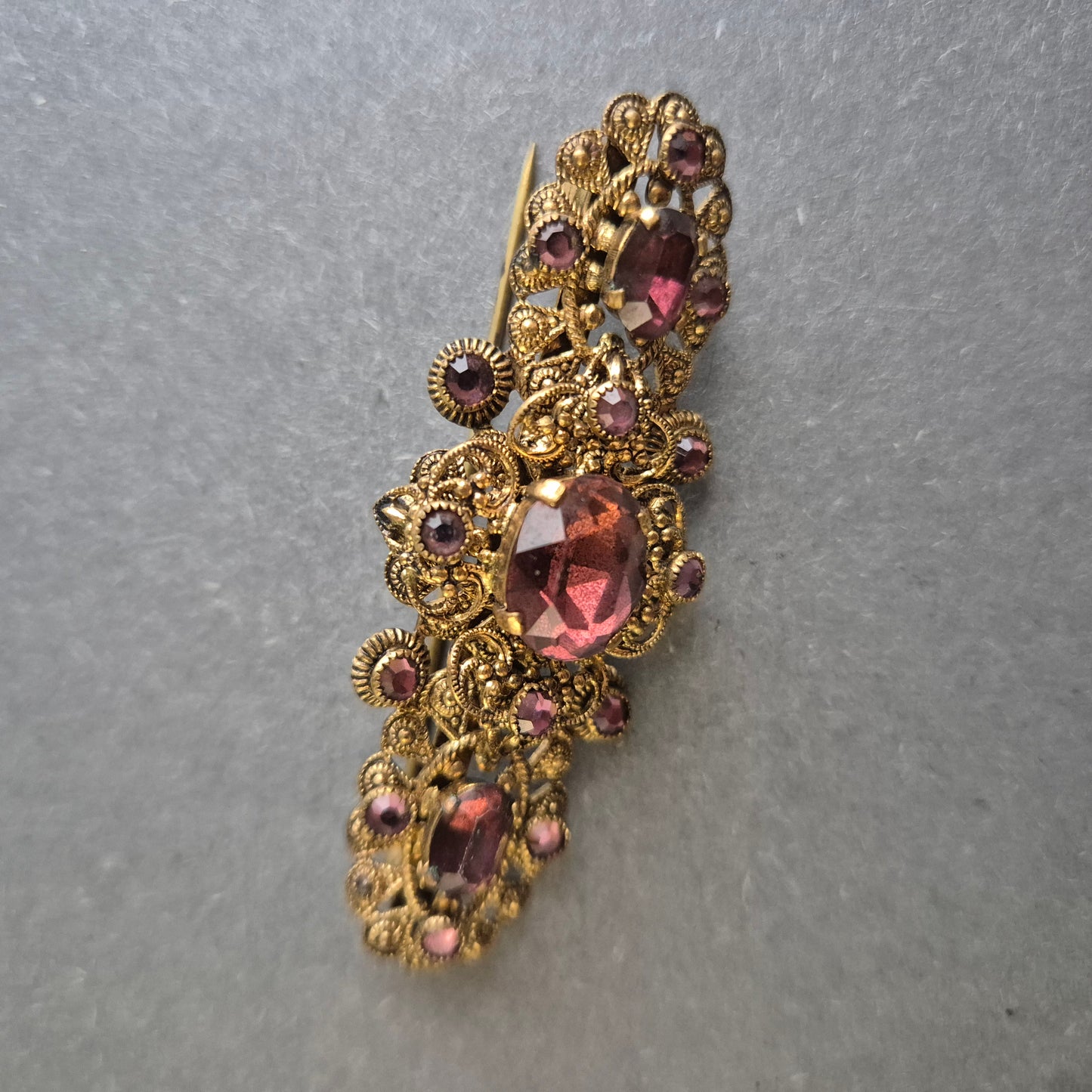 Antike filigrane Brosche mit violetten Steinen – Eleganter Vintage-Schmuck