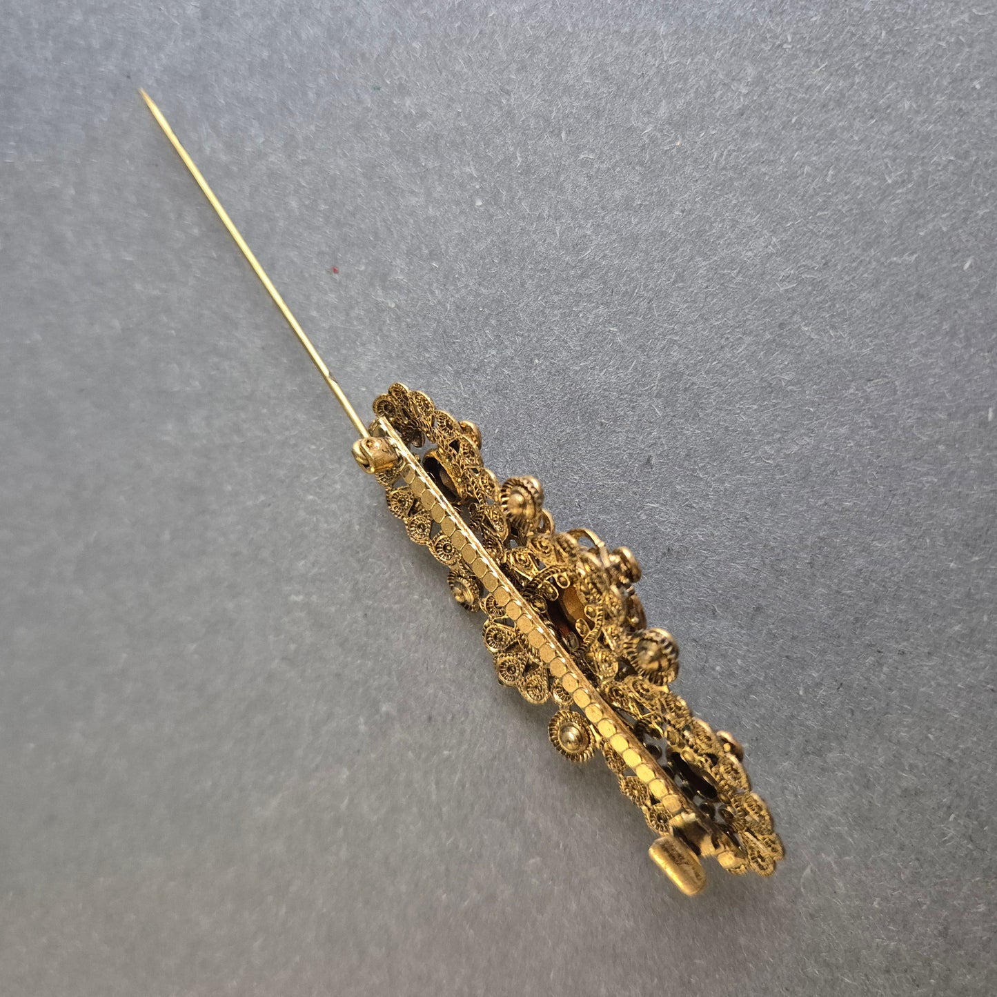 Antike filigrane Brosche mit violetten Steinen – Eleganter Vintage-Schmuck