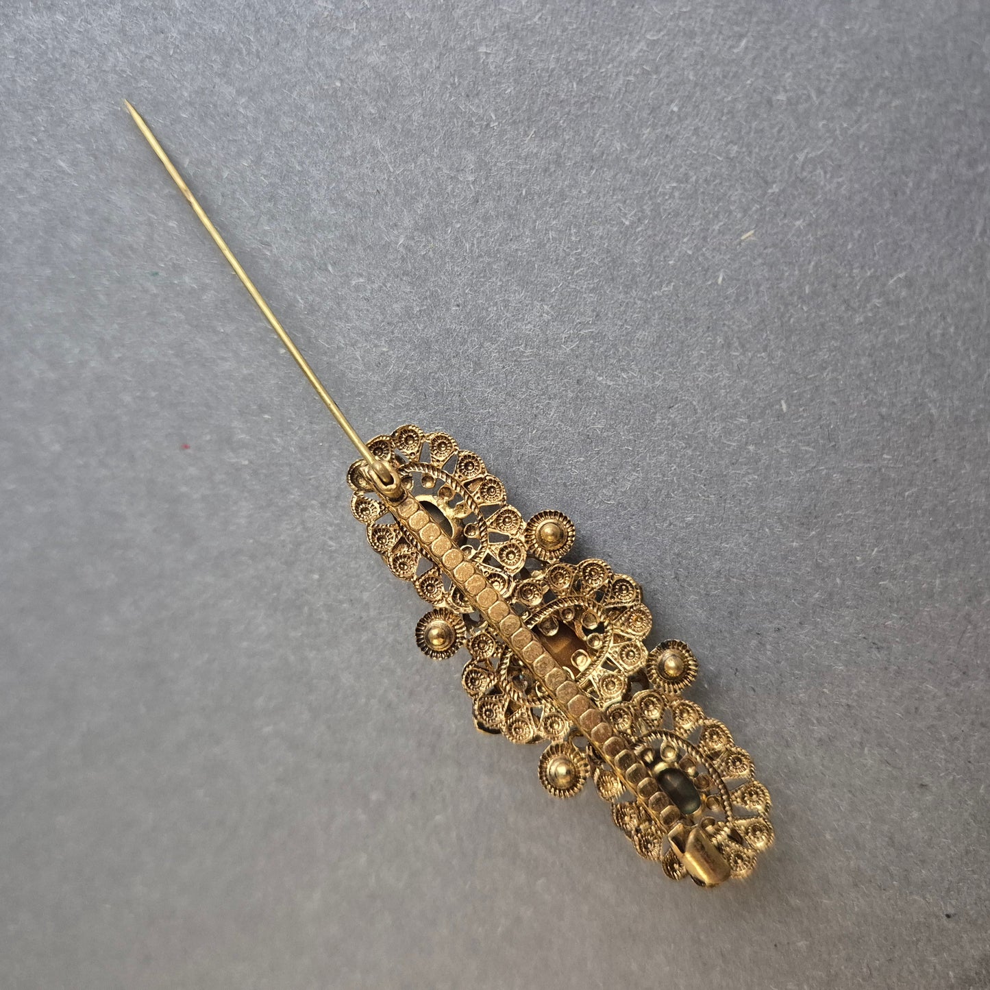 Antike filigrane Brosche mit violetten Steinen – Eleganter Vintage-Schmuck