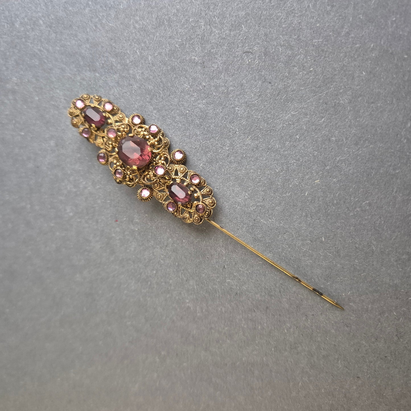 Antike filigrane Brosche mit violetten Steinen – Eleganter Vintage-Schmuck