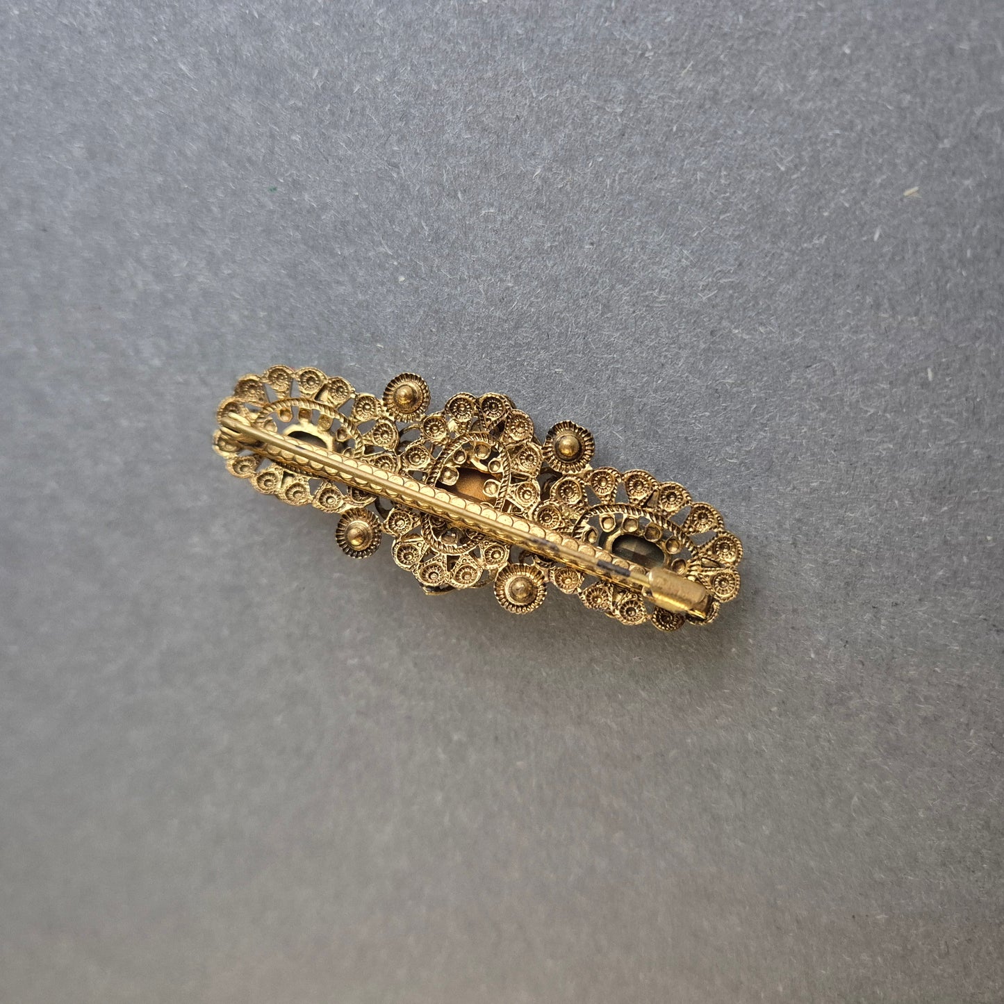 Antike filigrane Brosche mit violetten Steinen – Eleganter Vintage-Schmuck