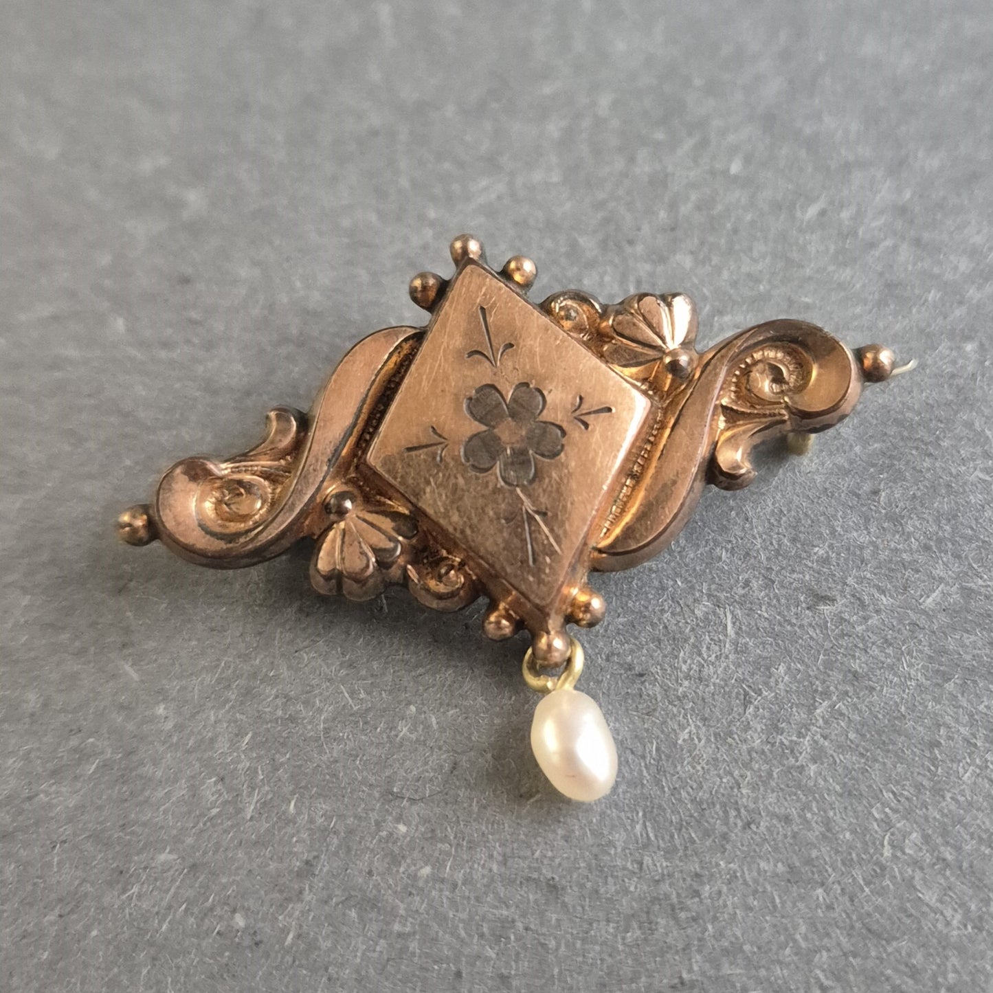 Antike Brosche mit floralem Gravurmuster & Perlenanhänger
