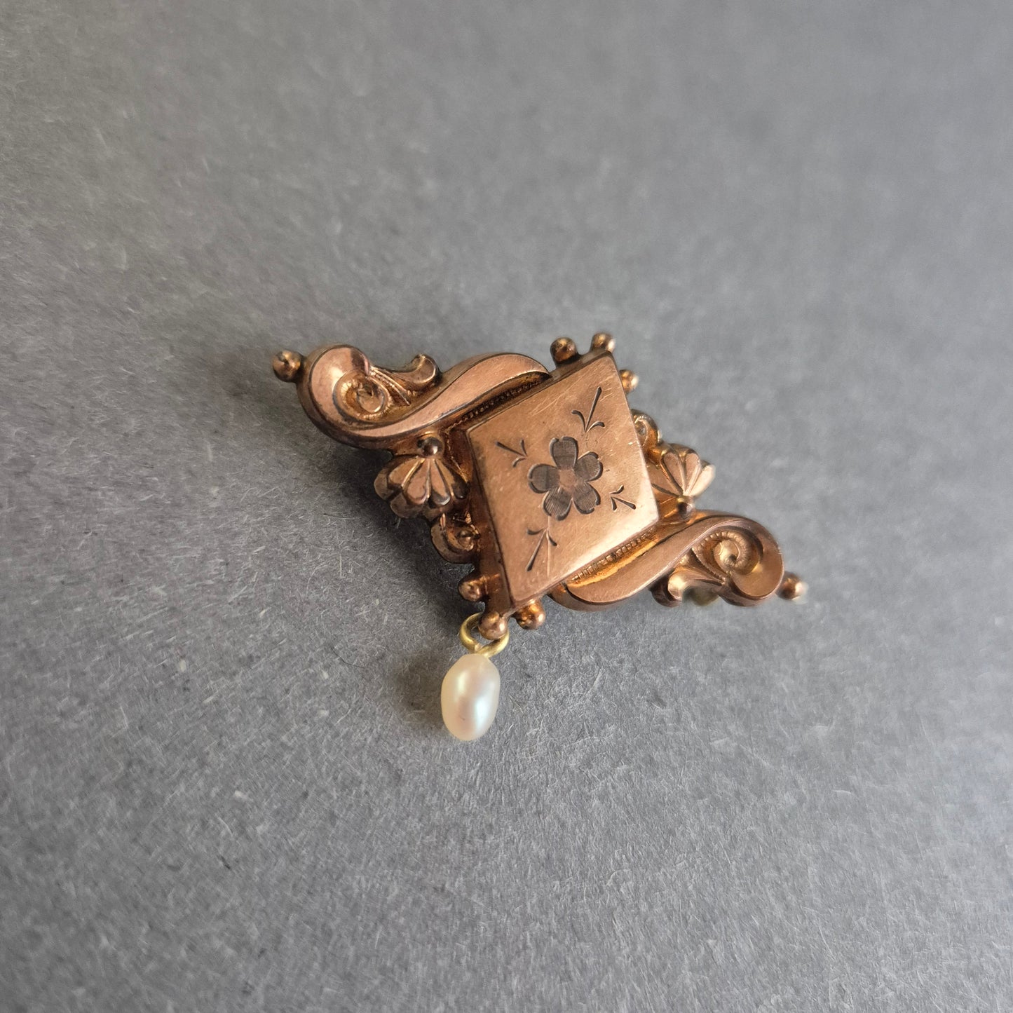 Antike Brosche mit floralem Gravurmuster & Perlenanhänger