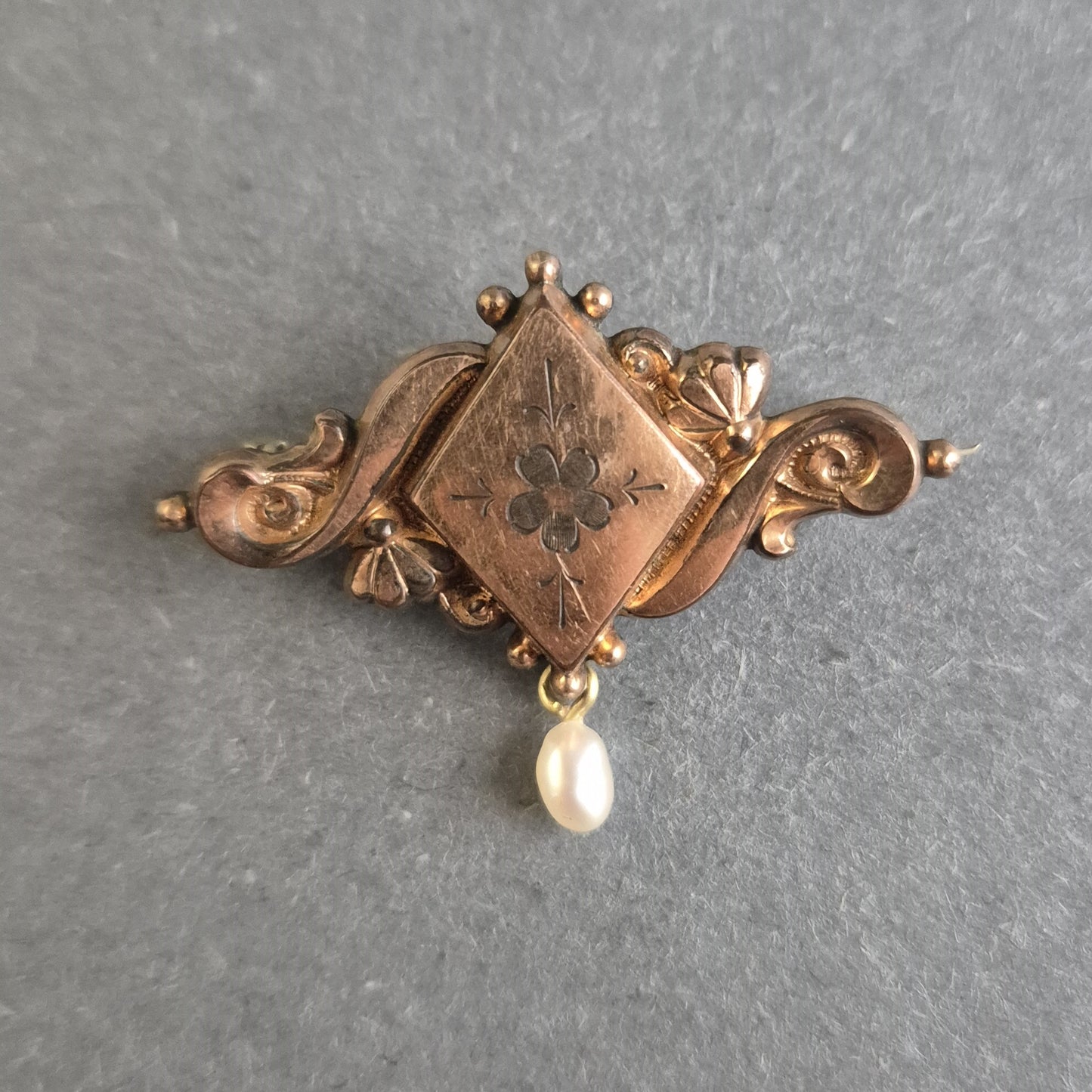 Antike Brosche mit floralem Gravurmuster & Perlenanhänger