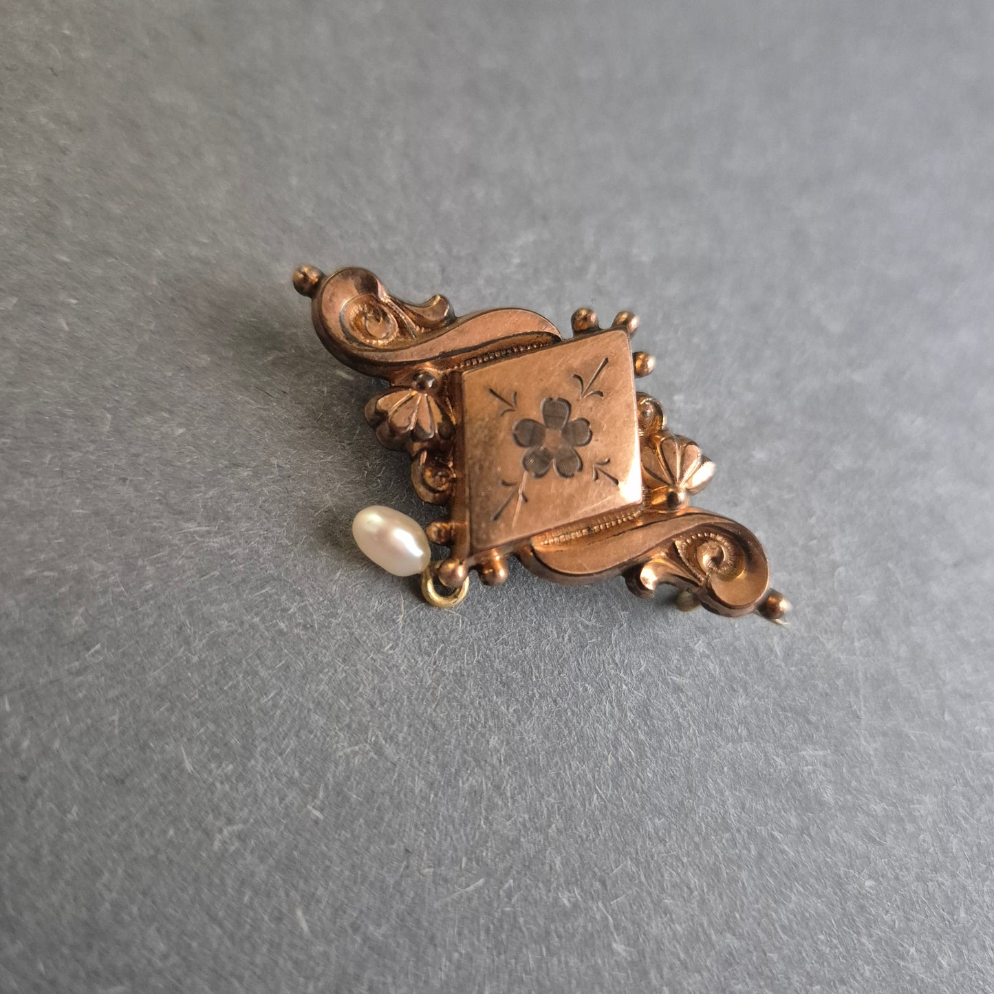 Antike Brosche mit floralem Gravurmuster & Perlenanhänger