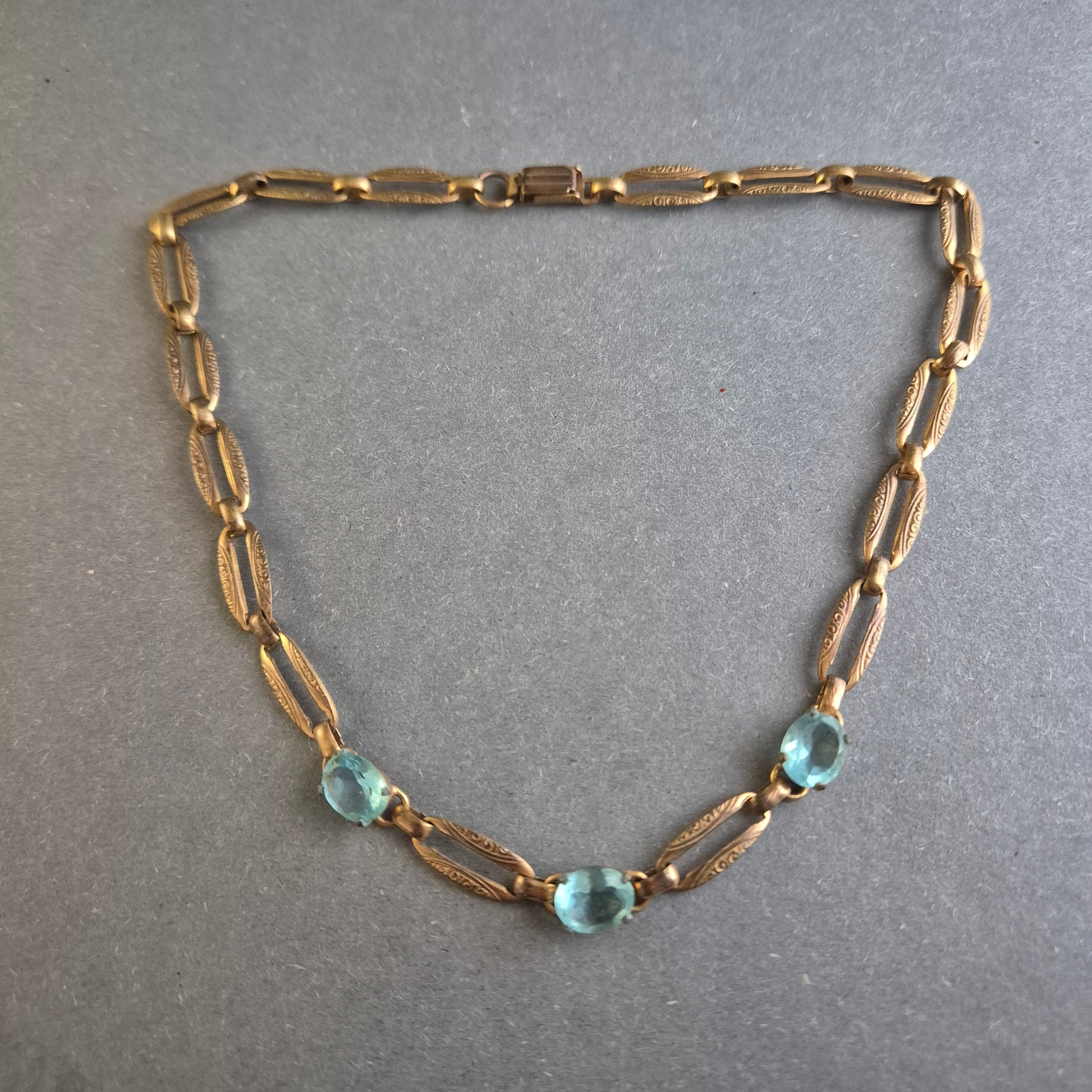 Antike Halskette mit blauen Steinen – Filigranes Design aus vergoldetem Metall