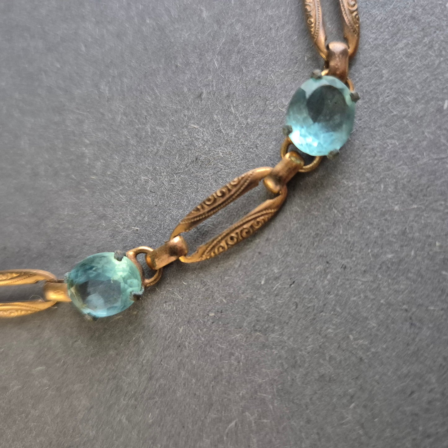 Antike Halskette mit blauen Steinen – Filigranes Design aus vergoldetem Metall