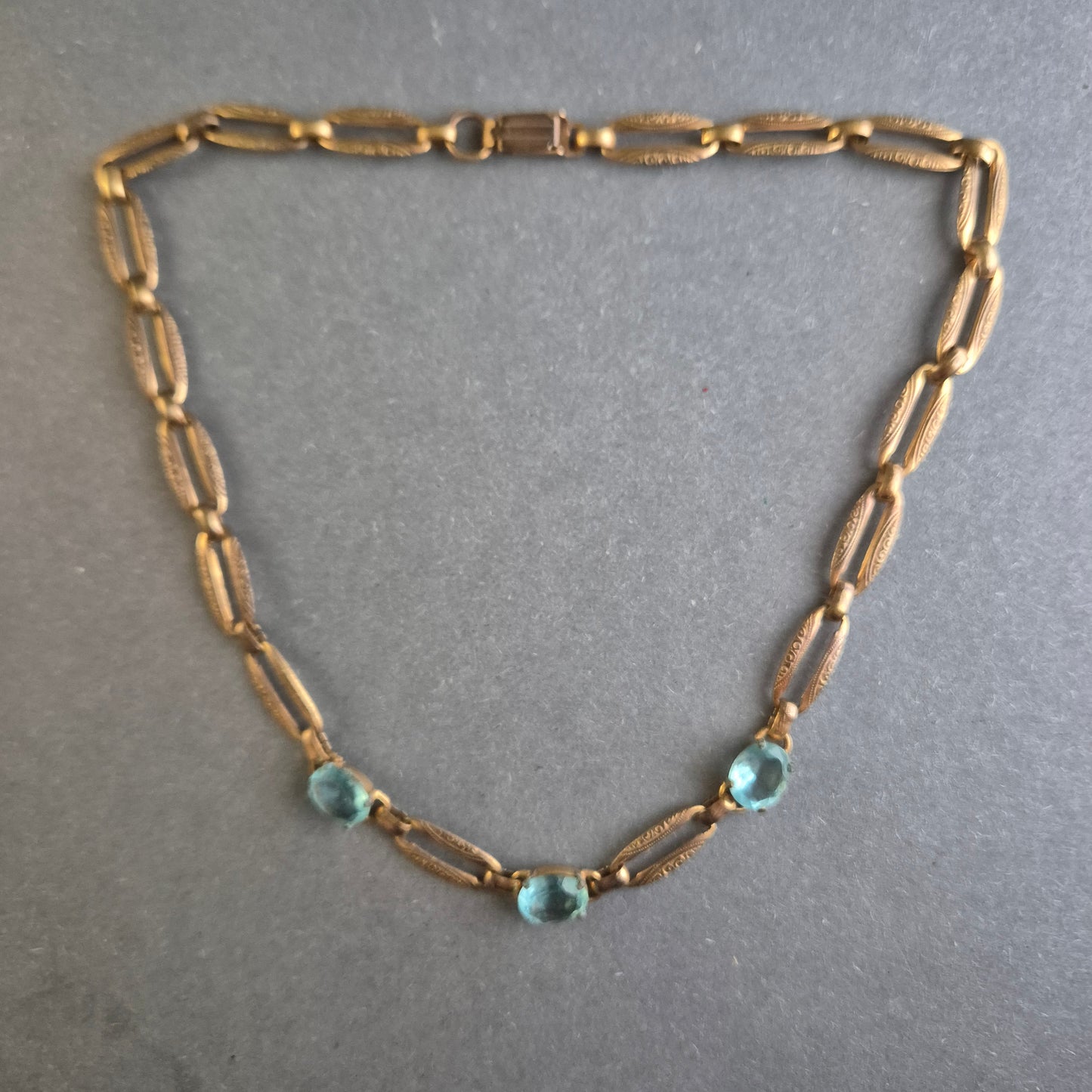 Antike Halskette mit blauen Steinen – Filigranes Design aus vergoldetem Metall