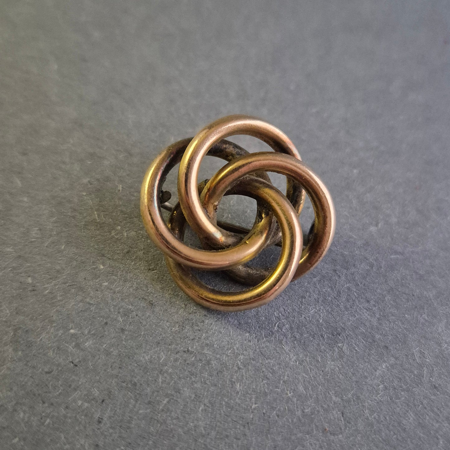 Antike Knotenbrosche – Symbol für Ewigkeit & Verbundenheit