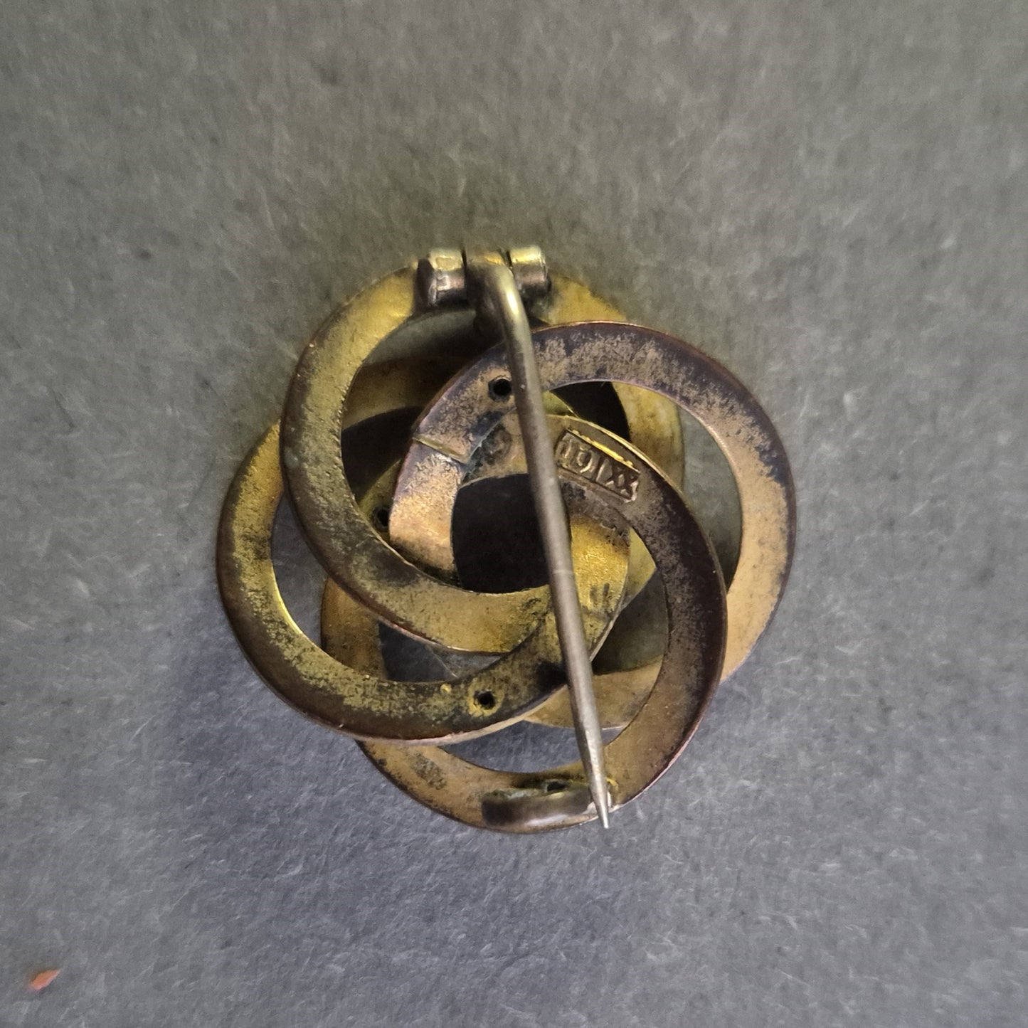 Antike Knotenbrosche – Symbol für Ewigkeit & Verbundenheit