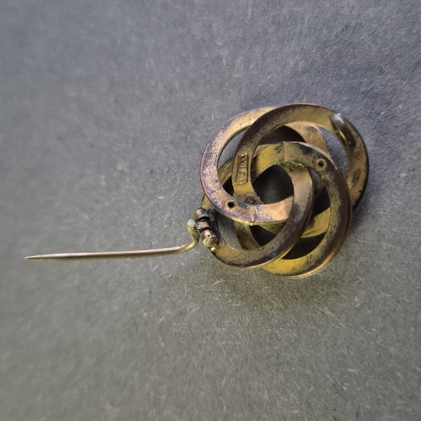 Antike Knotenbrosche – Symbol für Ewigkeit & Verbundenheit