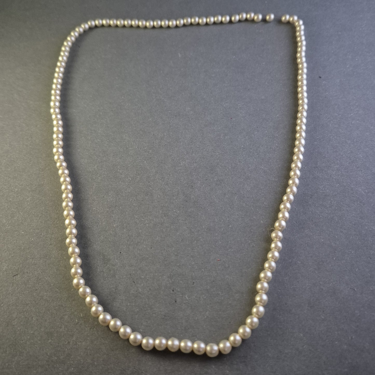 Elegante Perlenkette – Klassischer Schmuck für stilbewusste Damen