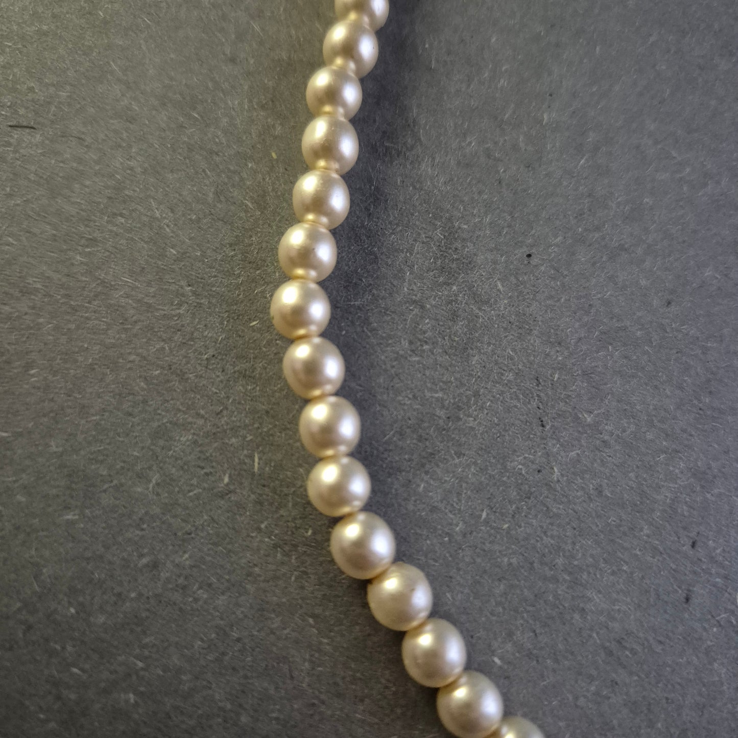 Elegante Perlenkette – Klassischer Schmuck für stilbewusste Damen