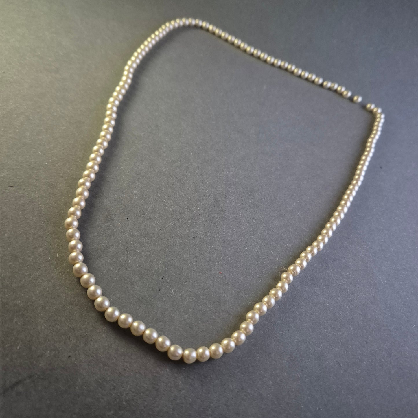 Elegante Perlenkette – Klassischer Schmuck für stilbewusste Damen